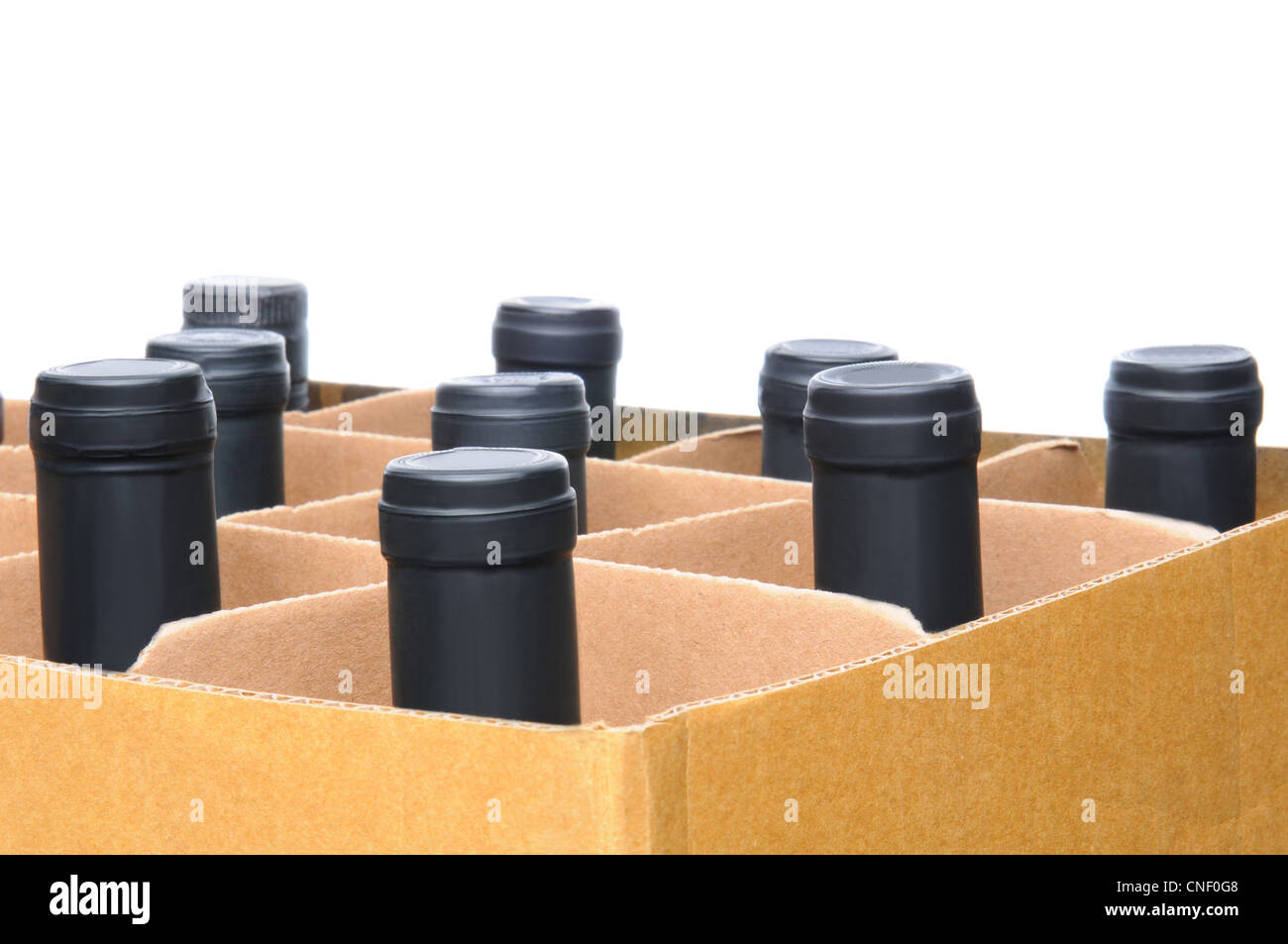 Libre de bouteilles de vin dans une boîte en carton. Banque D'Images