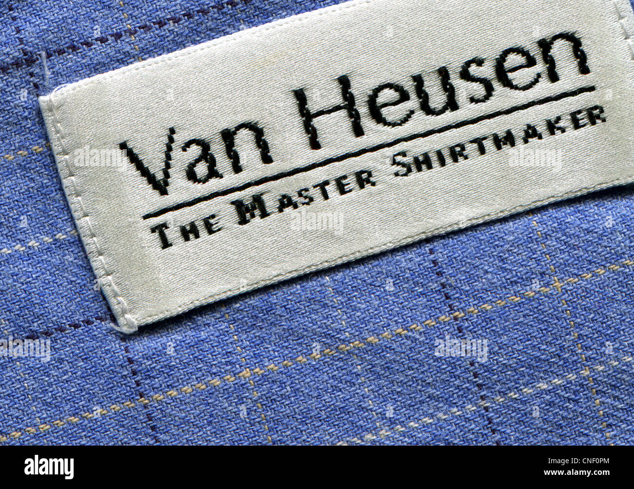 Détail de l'étiquette dans le col de la chemise d'un homme de l'habillement  Van Heusen Photo Stock - Alamy