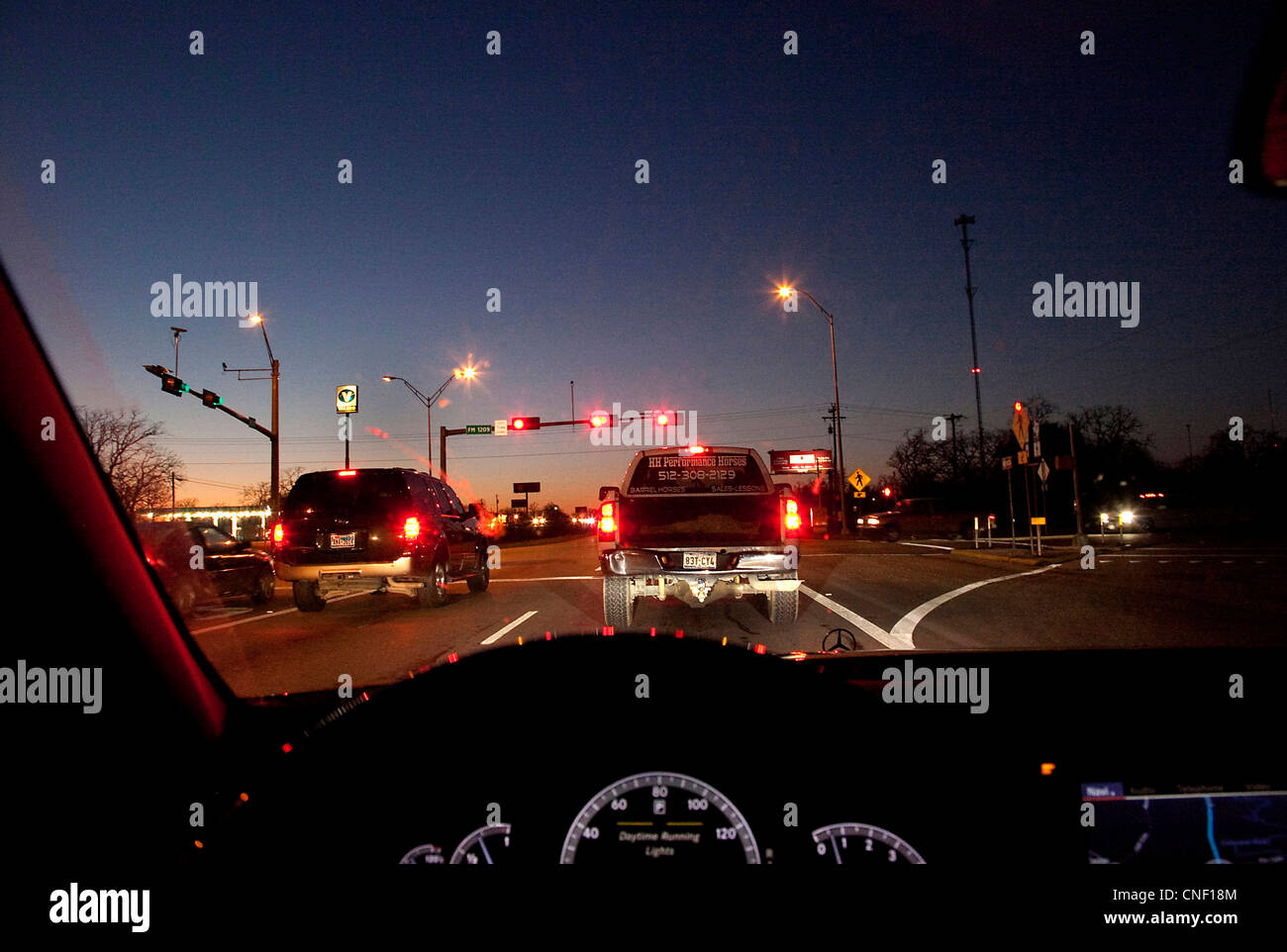 La conduite dans le trafic entrant dans Austin Texas au coucher du soleil Banque D'Images