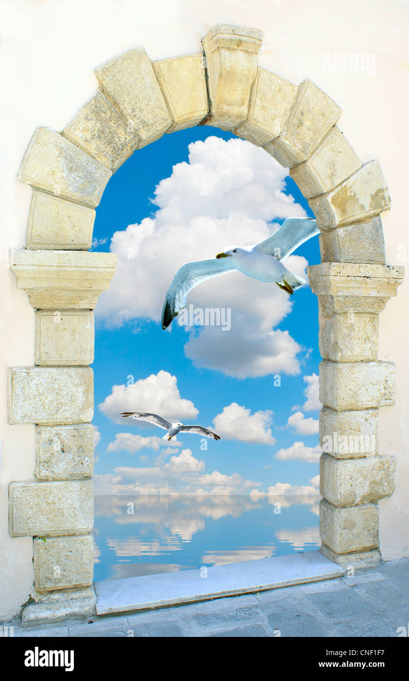Seagull flying sur bleu ciel à travers une vieille fenêtre vénitienne sur les îles Grecques Banque D'Images