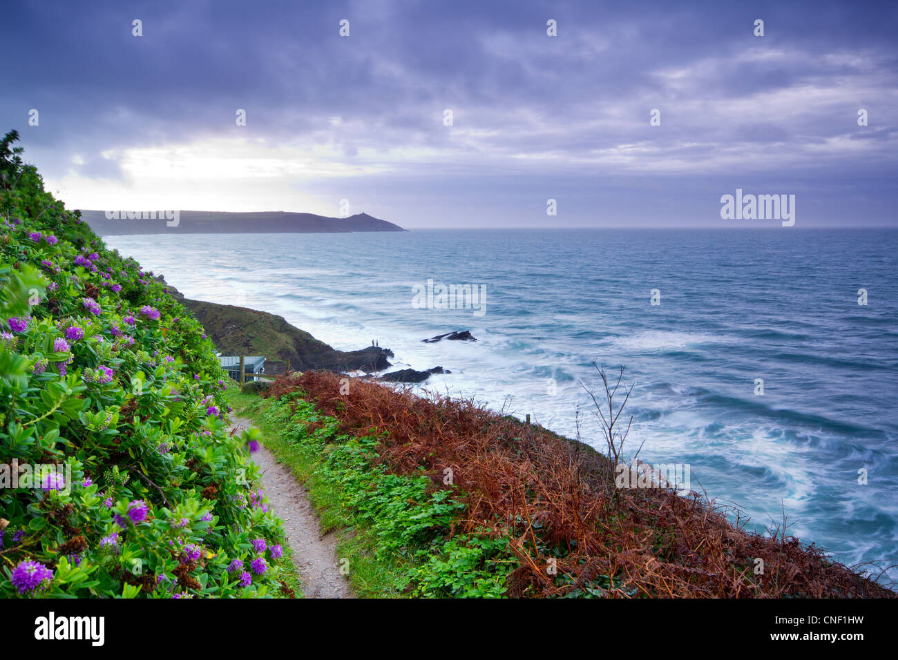 Le coucher du soleil et nuages de tempête sur Cornwall Whitsand Bay UK Banque D'Images