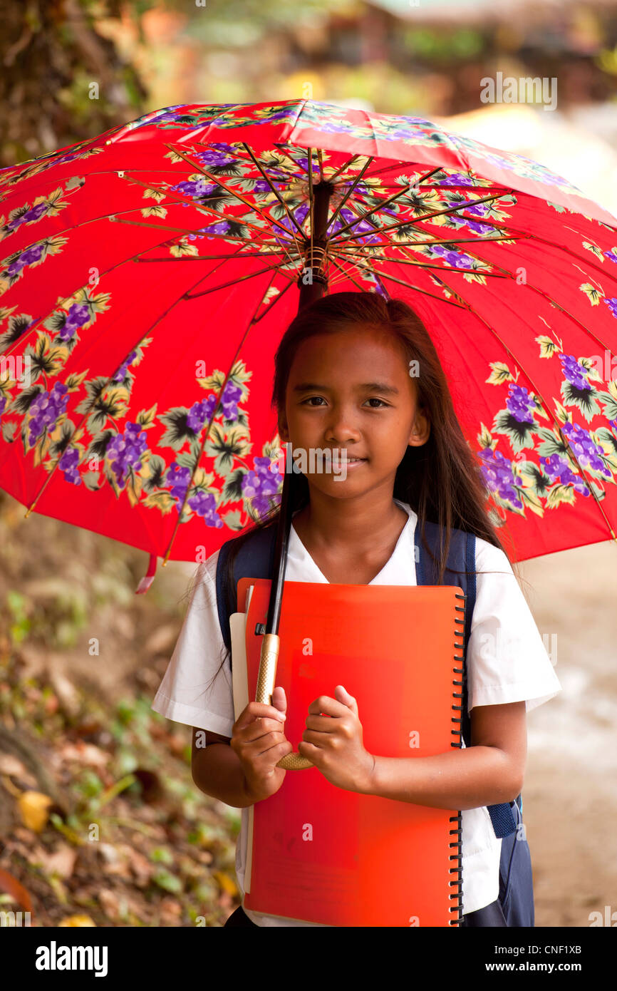 Fille de l'école avec parapluie, El Nido, Palawan, Philippines, Asie Banque D'Images