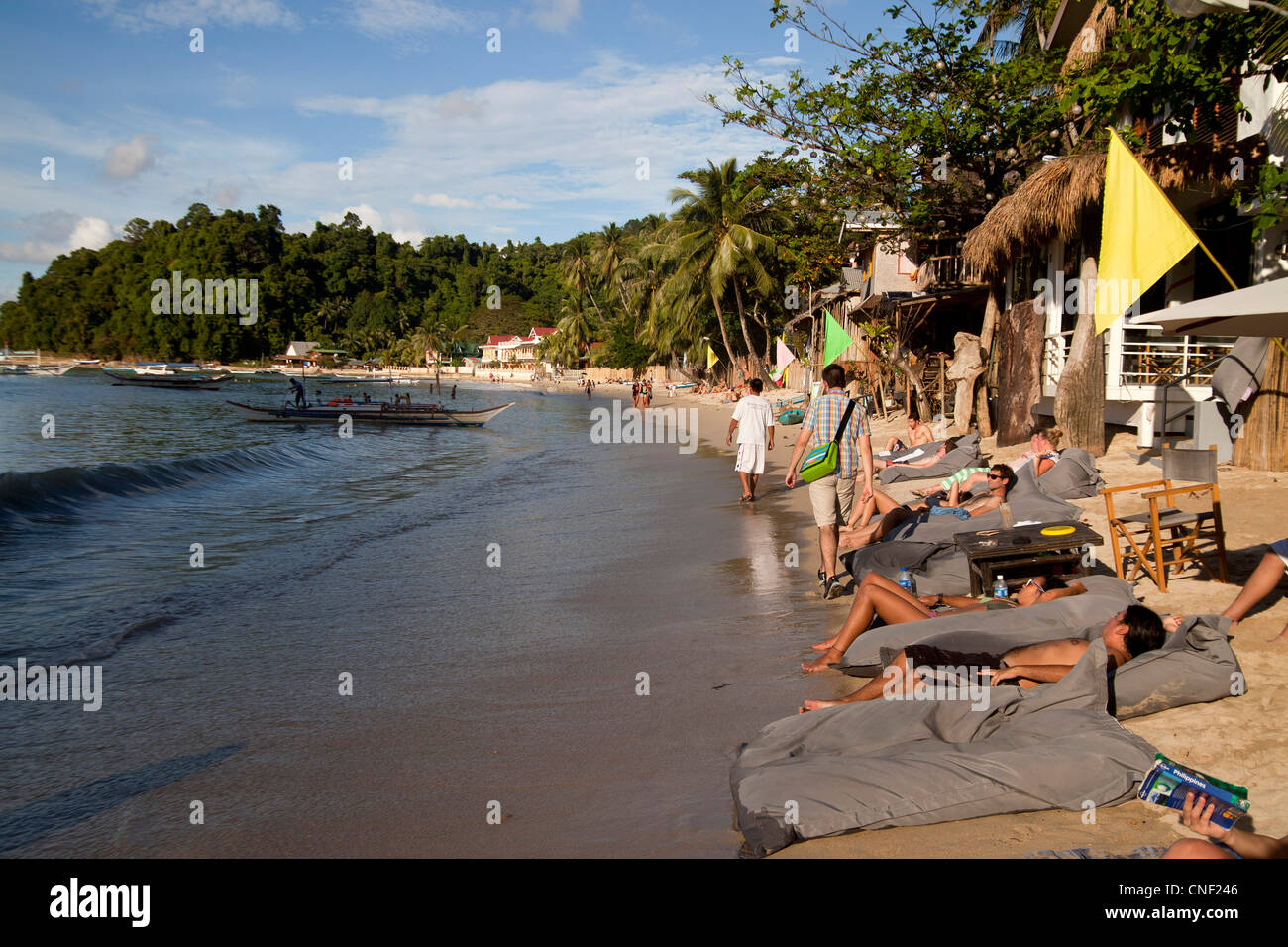 Bar de plage et les touristes sur la plage, El Nido, Palawan, Philippines, Asie Banque D'Images