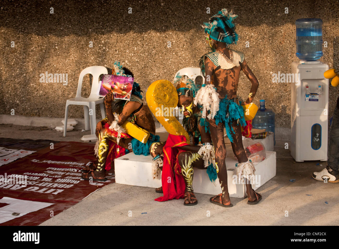 Acteurs peintes de couleurs vives en costume traditionnel lors d'une répétition pour le Pasinaya 2012 Folk Festival dans le Centre Culturel Banque D'Images