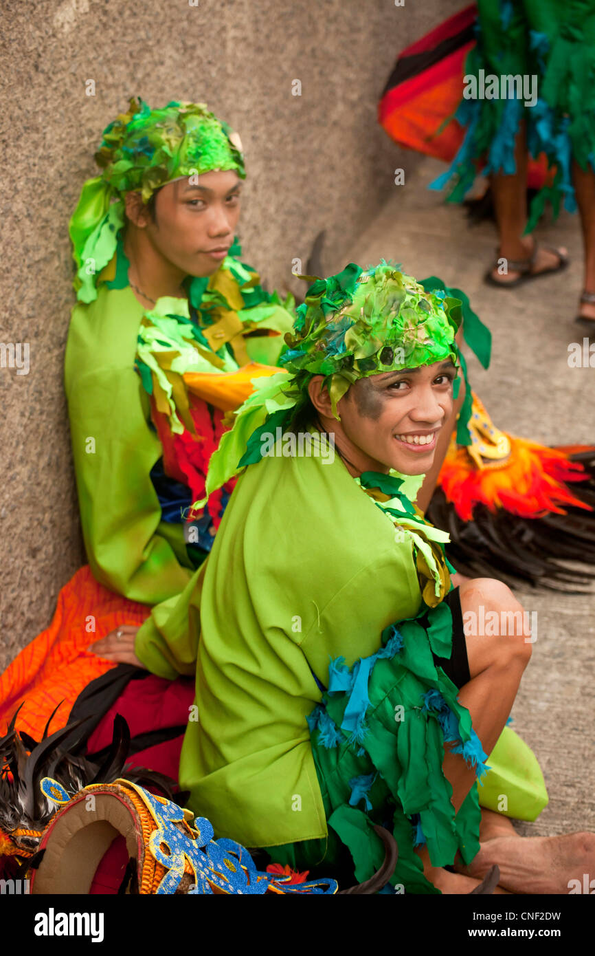Acteurs colorés en costume traditionnel lors d'une répétition pour le Pasinaya 2012 Folk Festival dans le centre culturel , Manille Banque D'Images