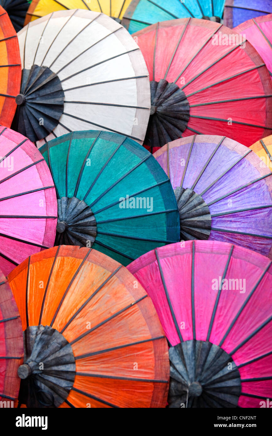 Parapluies de papier dans de nombreuses couleurs dans le marché de nuit de Luang Prabang Banque D'Images