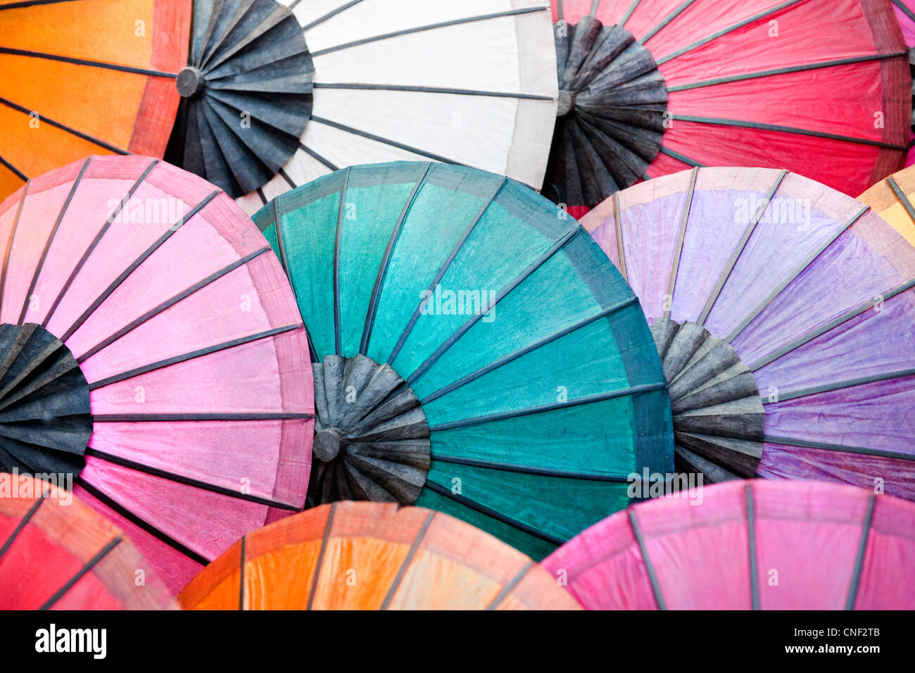 Parapluies de papier dans de nombreuses couleurs dans le marché de nuit de Luang Prabang Banque D'Images