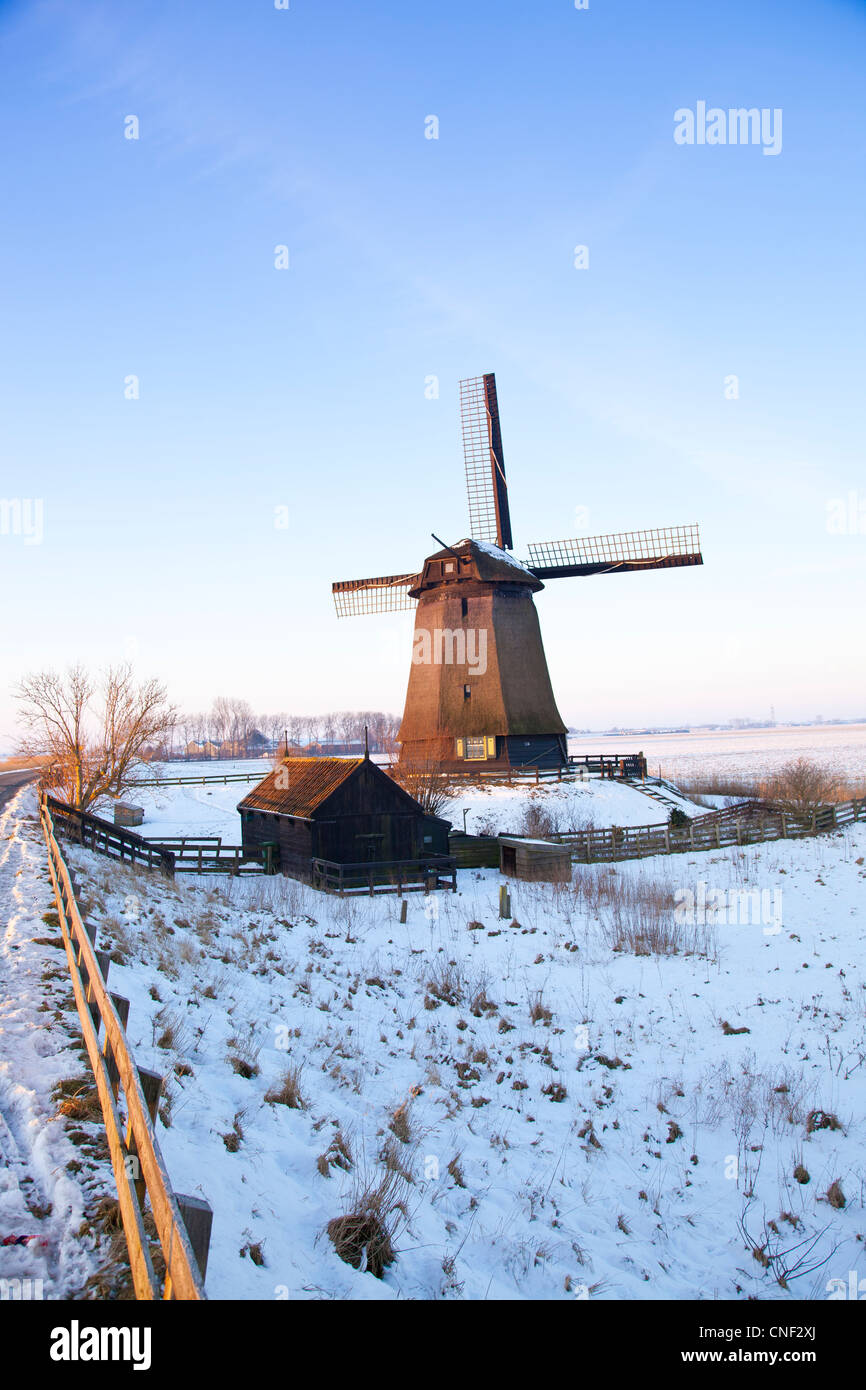 Moulin en hiver avec la Neige et ciel bleu Banque D'Images