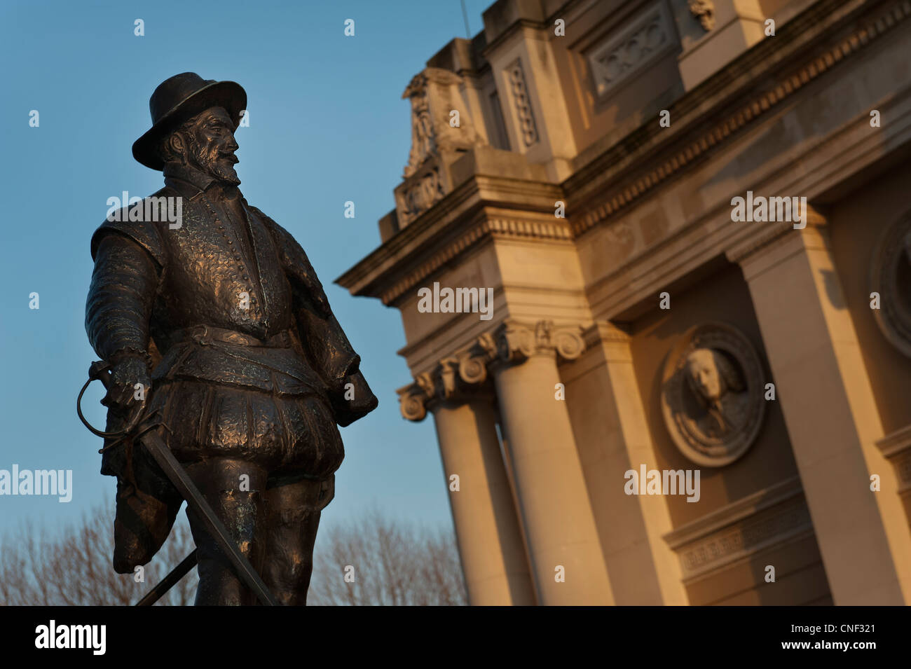 La statue de Sir Walter Raleigh statue à l'extérieur du bâtiment de découvrir Greenwich, Londres, Royaume-Uni Banque D'Images