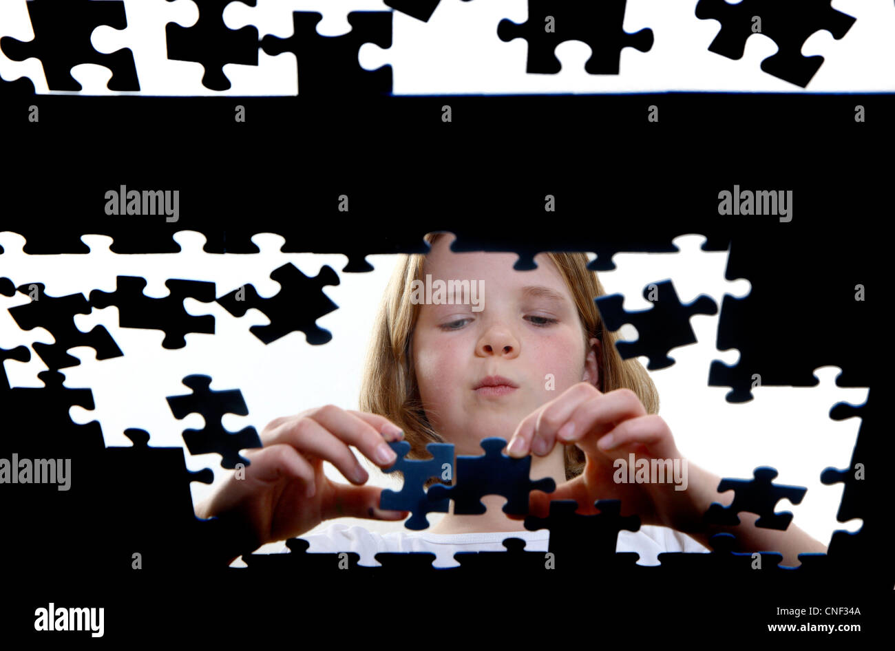 Jeune fille, 11 ans, fait un jeu de puzzle. Banque D'Images