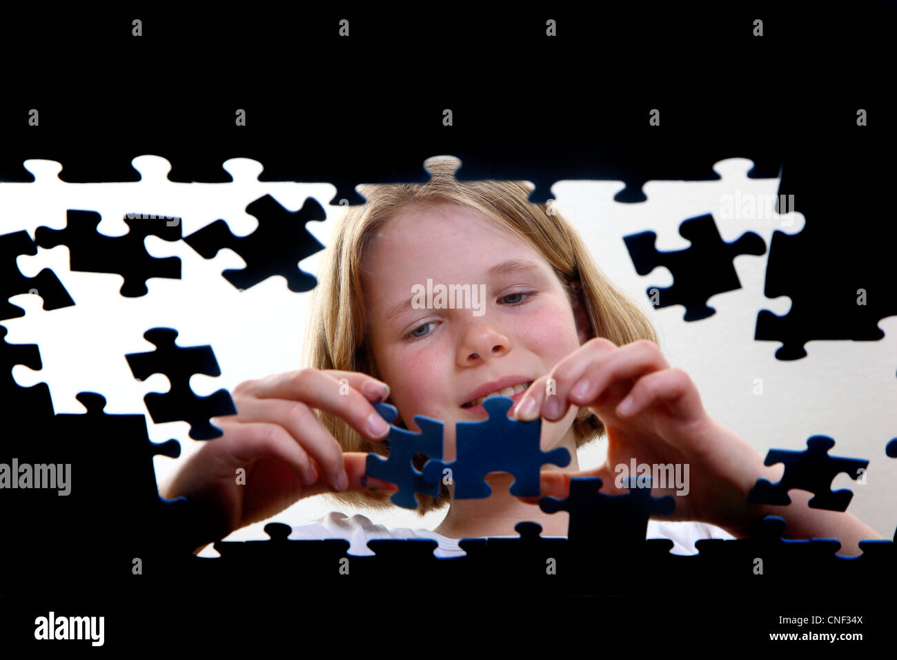 Jeune fille, 11 ans, fait un jeu de puzzle. Banque D'Images