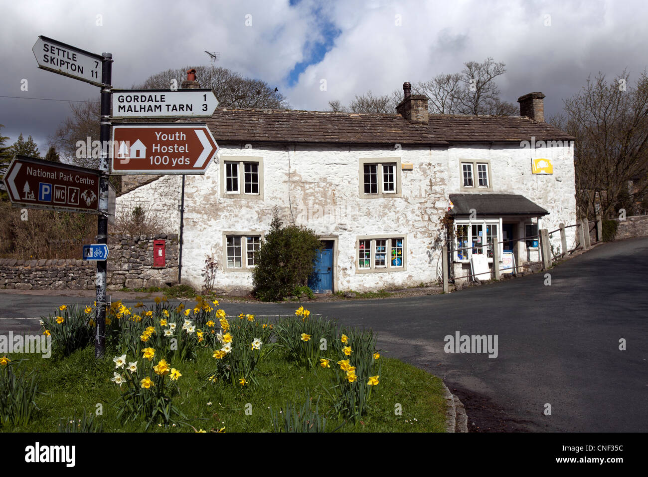 Affaissé, subsidence dans la propriété et signalisation routière pour Mallam Tarn, Gordale Youth Hostel, Settle & Skipton à Malhamdale, North Yorkshire Dales, Royaume-Uni Banque D'Images