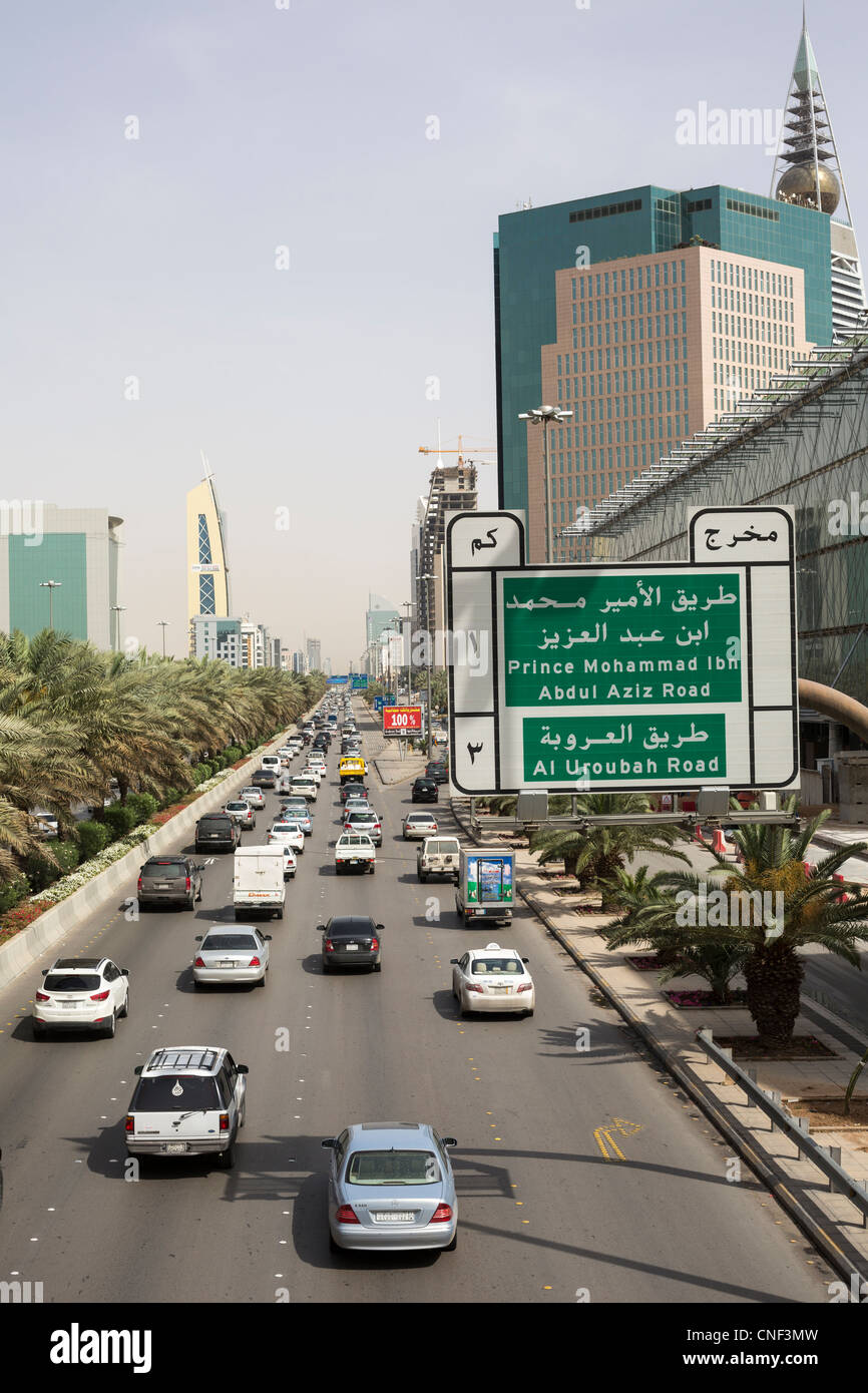 Trafic sur King Fahd Road, Riyadh, Arabie Saoudite Banque D'Images