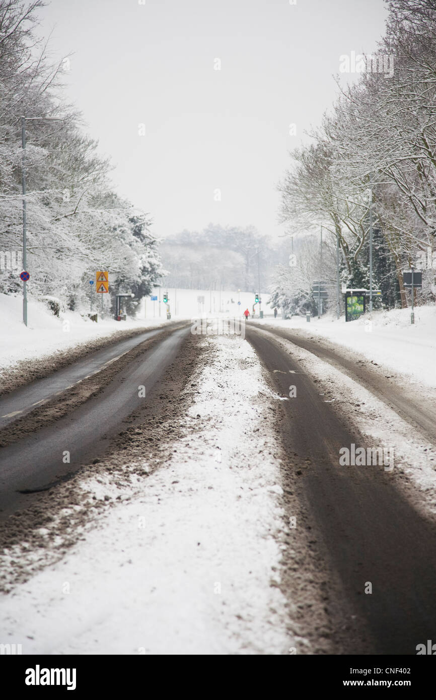 De mauvaises conditions de conduite l'hiver neige scène en Angleterre Banque D'Images