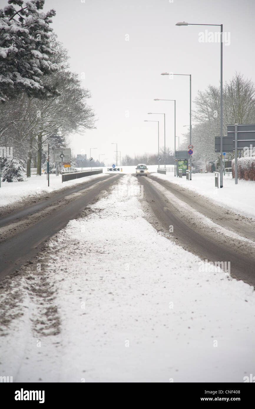 De mauvaises conditions de conduite l'hiver neige scène en Angleterre Banque D'Images