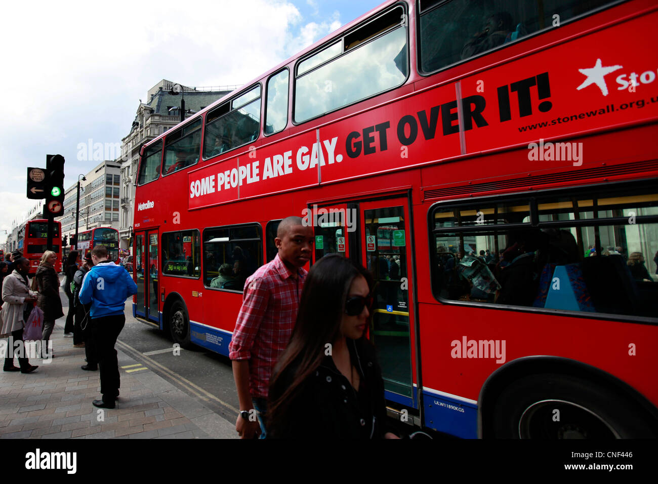 Un bus de Londres porte annonces de Stonewall la promotion de l'égalité de mariage avec le slogan "Les gens sont gais. Get over it !' Banque D'Images