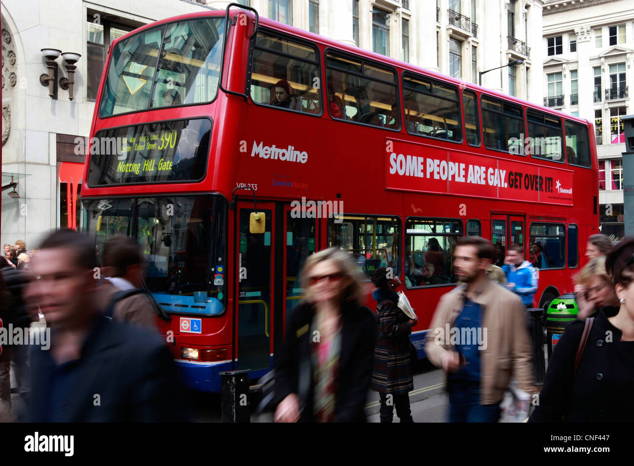 Un bus de Londres porte annonces de Stonewall la promotion de l'égalité de mariage avec le slogan "Les gens sont gais. Get over it !' Banque D'Images