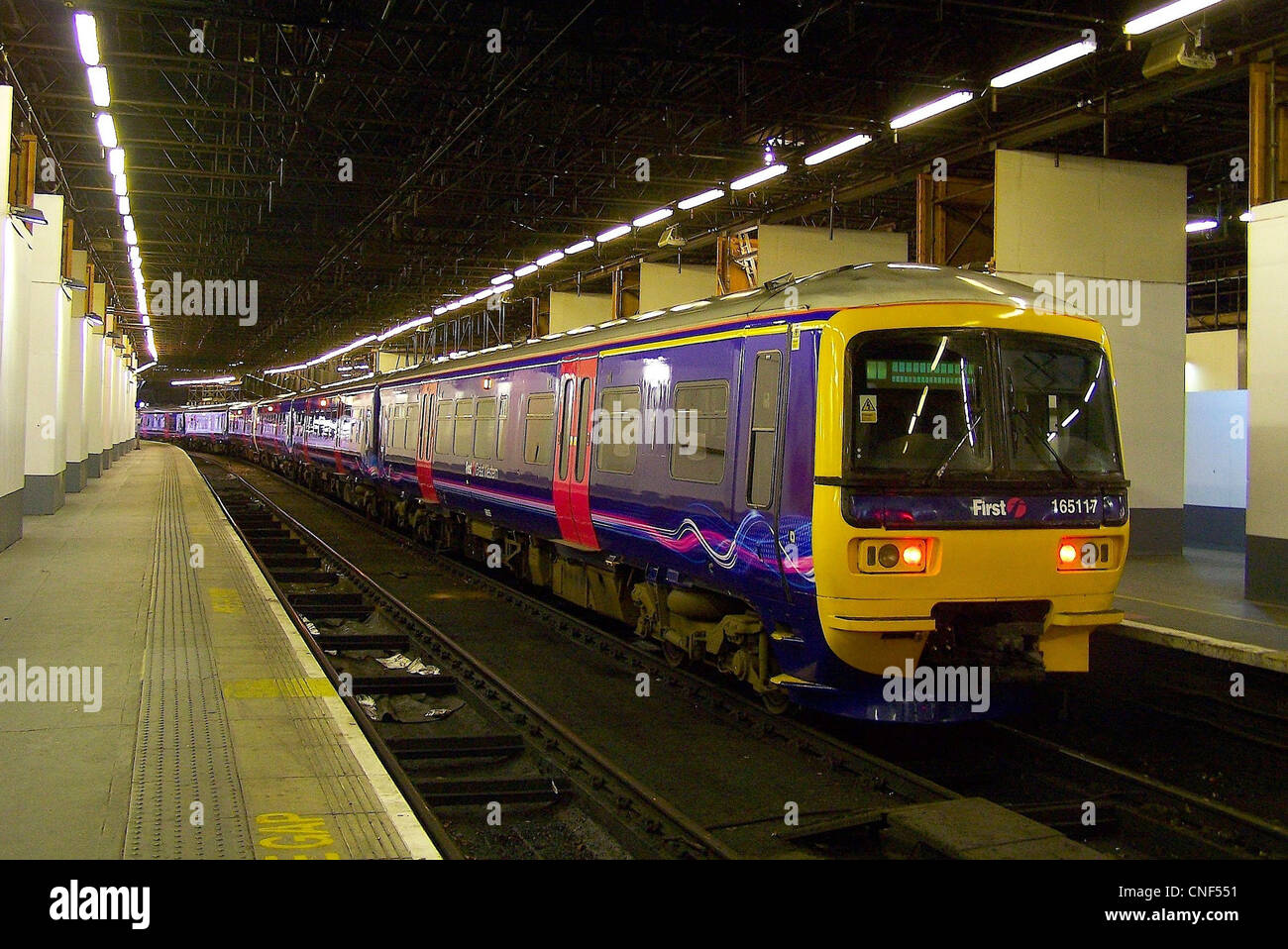 First Great Western lignes ymanic «' liveried Class 165/1 n° 165117 au London Paddington Banque D'Images