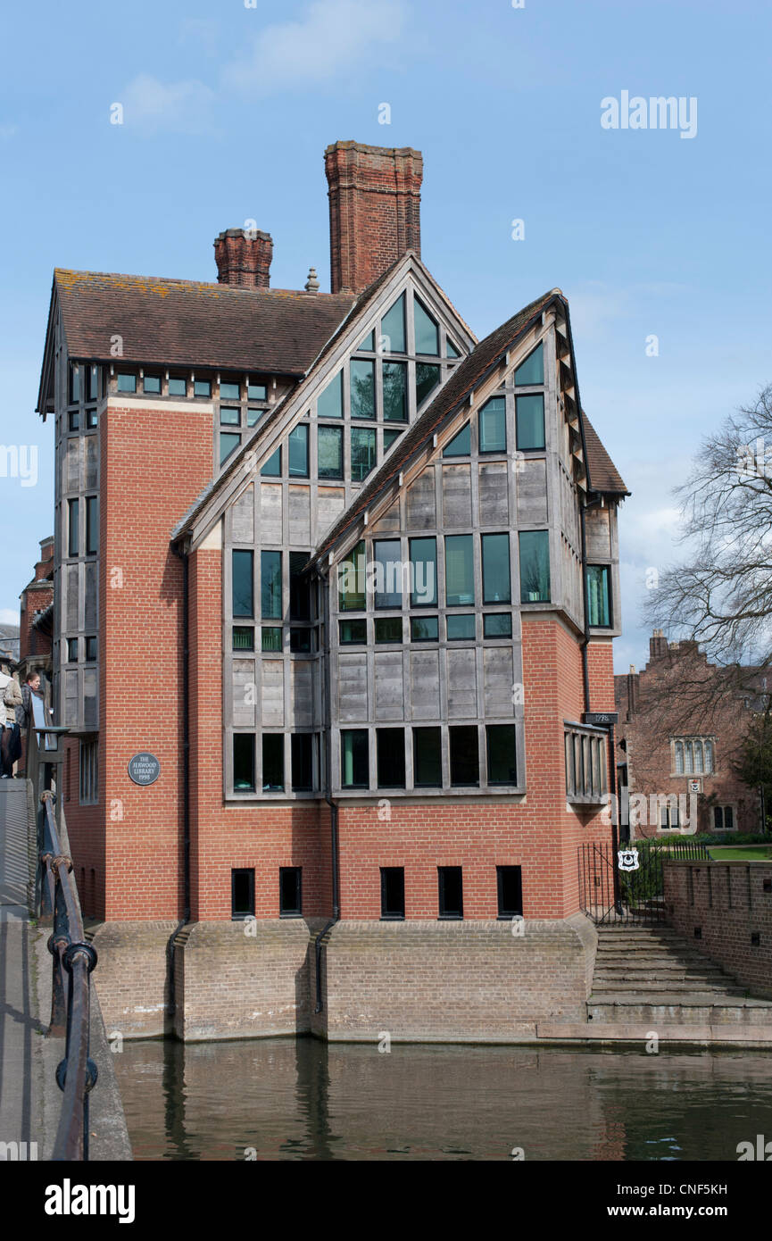 Le Jerwood library Trinity Hall de l'Université de Cambridge UK donnant sur la rivière Cam Cambridge. Banque D'Images