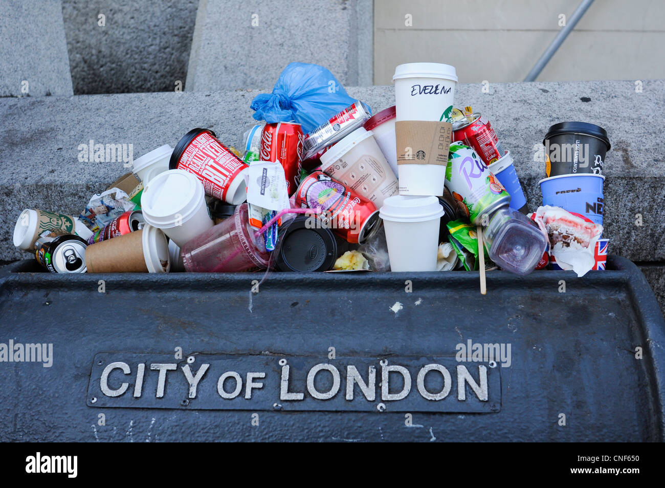 Une corbeille débordante dans la ville de Londres, en Angleterre. Banque D'Images