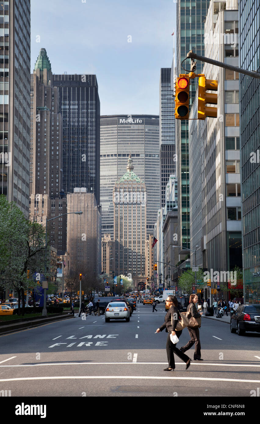 Vue vers le bas de l'Avenue du Parc en direction de MetLife Building à Manhattan, New York City Banque D'Images
