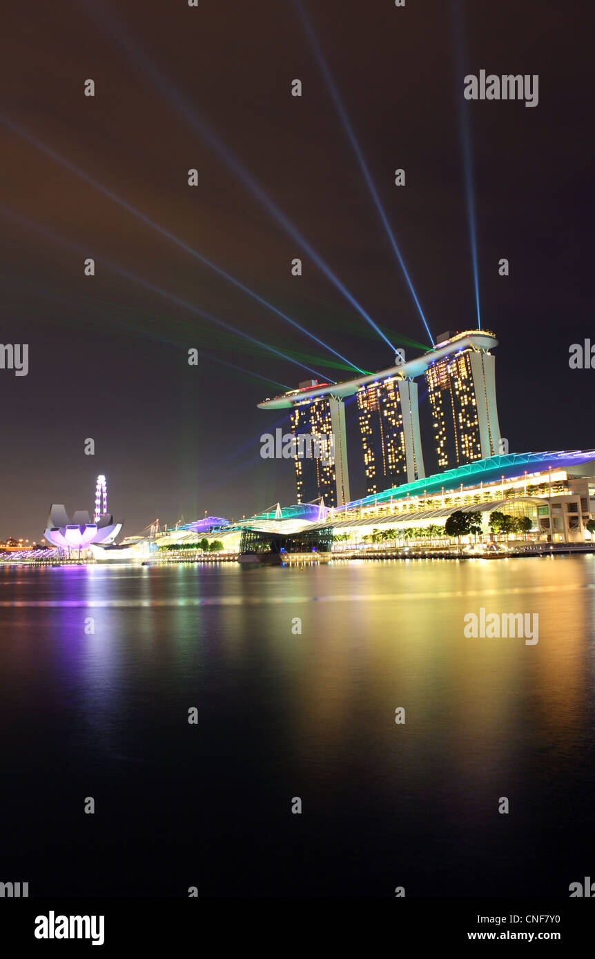 Spectacle de lumière laser plus complexe Marina Bay Sands à Singapour. Banque D'Images