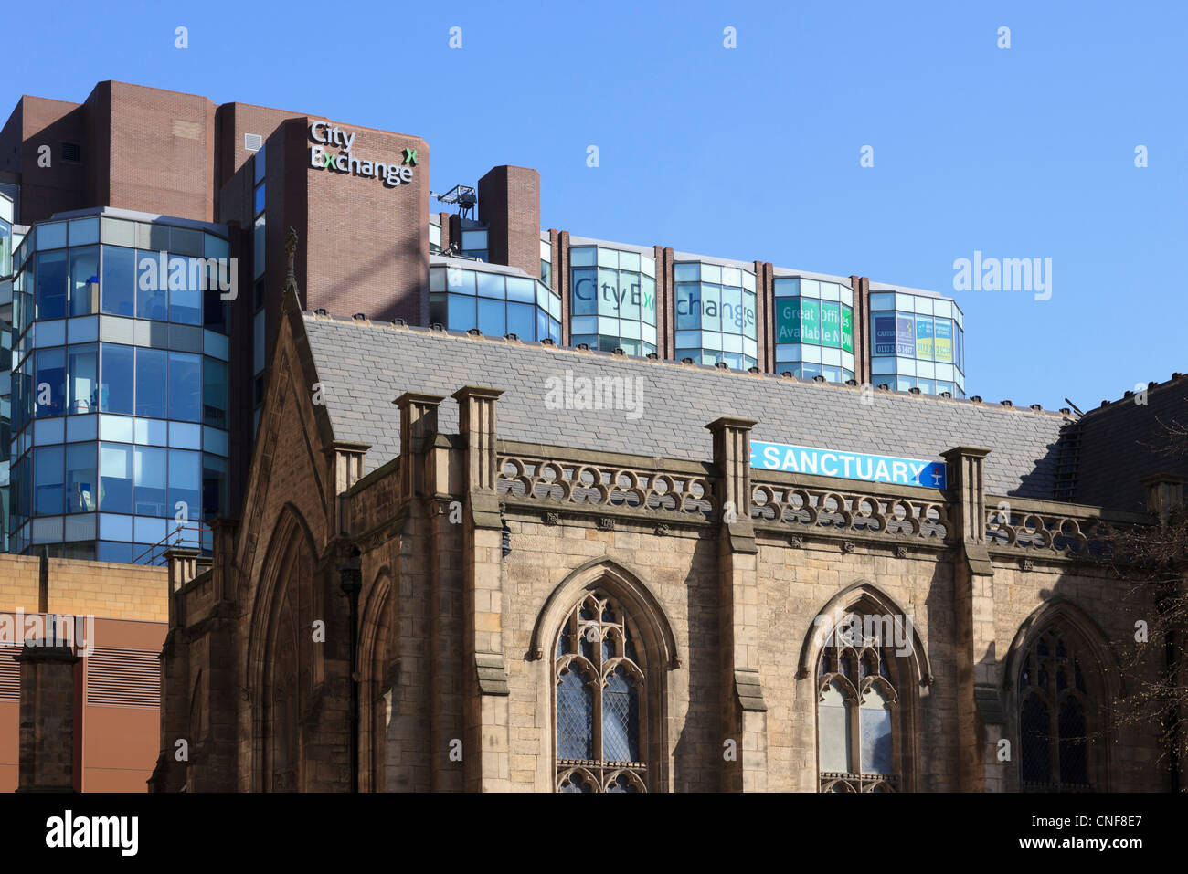 Ville moderne derrière l'échange Old Mill Hill Chapelle Unitarienne bâtiment classé grade II dans la région de Leeds West Yorkshire Angleterre UK Banque D'Images