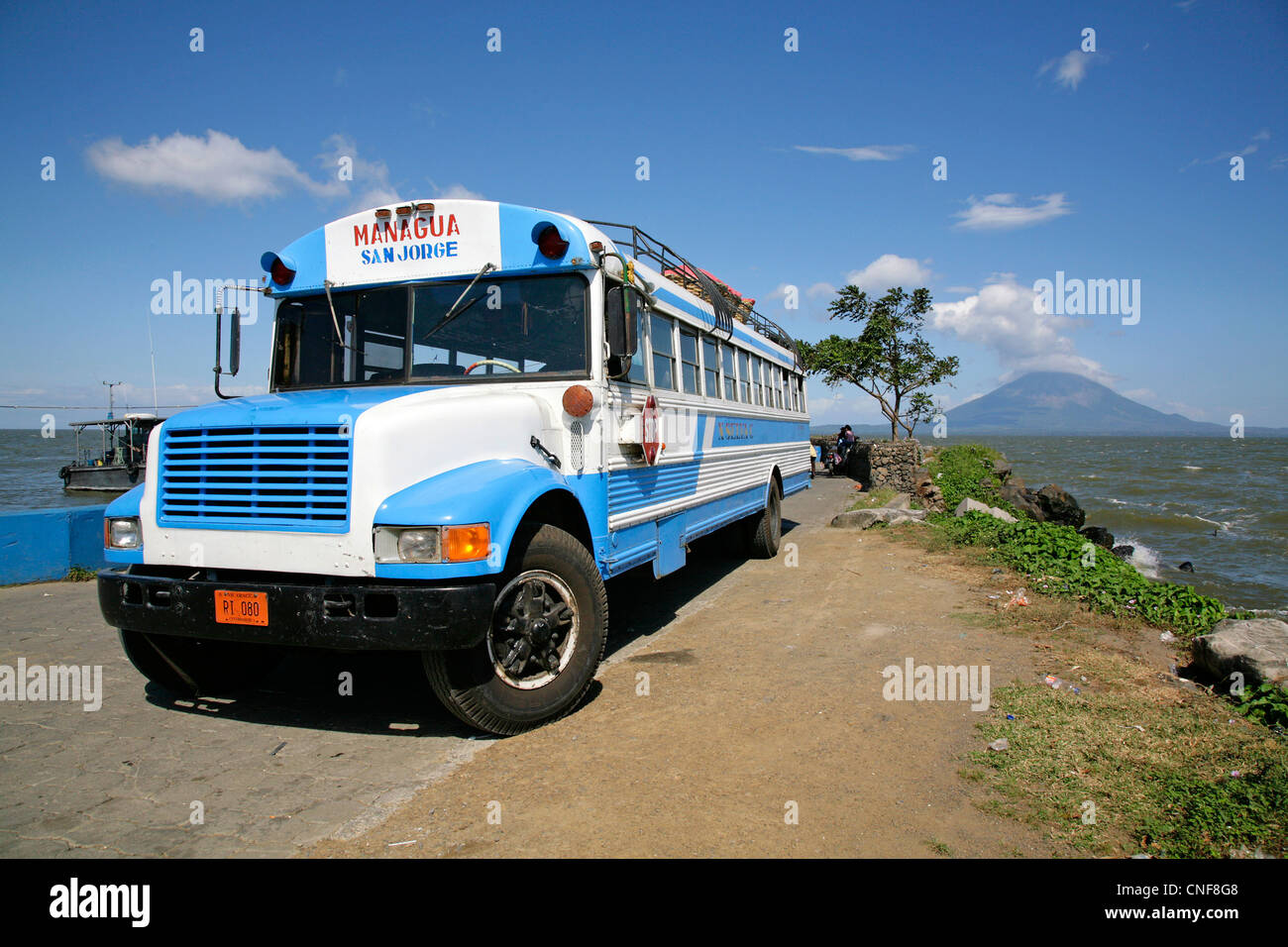 Bus de poulet à San Jorge Nicaragua Isla Ometepe Vulcano Concepciòn avec en arrière-plan sur le Lac Nicaragua amérique latine centrale Banque D'Images