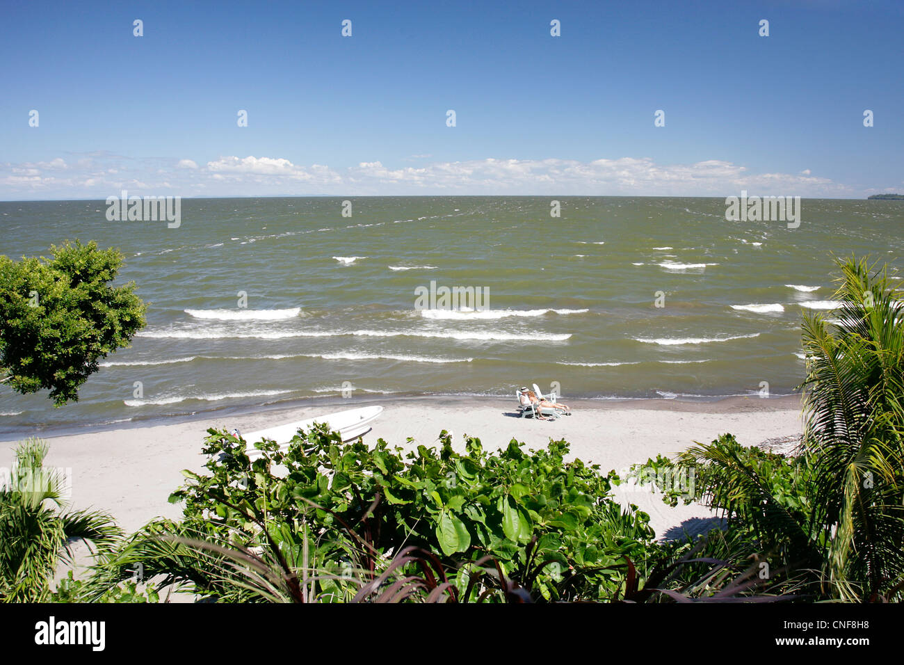 Nicaragua Isla Ometepe sur le Lac Nicaragua vue depuis la terrasse de l'Hôtel Villa Paraiso avec jardin verdoyant et tranquille plage de sable blanc Banque D'Images
