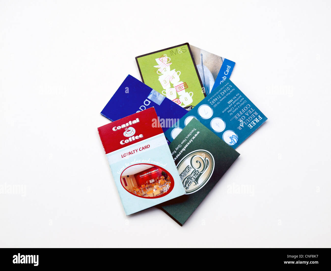 Une collection de cartes de fidélité pour des cafés et restaurants sur un fond blanc Banque D'Images