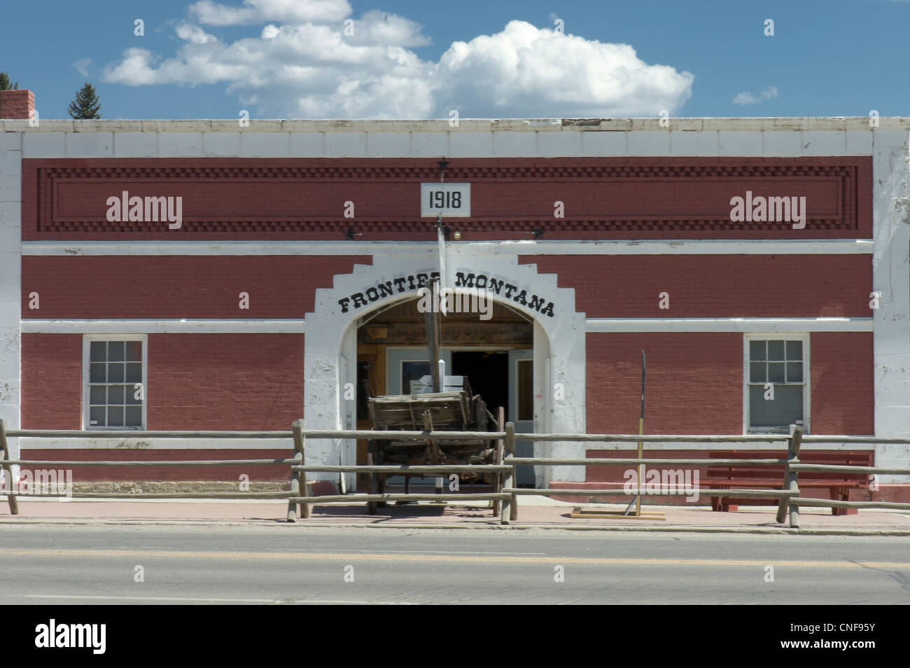 Pays cowboy ancienne prison construite en 1918, avec un ancien wagon en face de la porte, Montana, USA Banque D'Images
