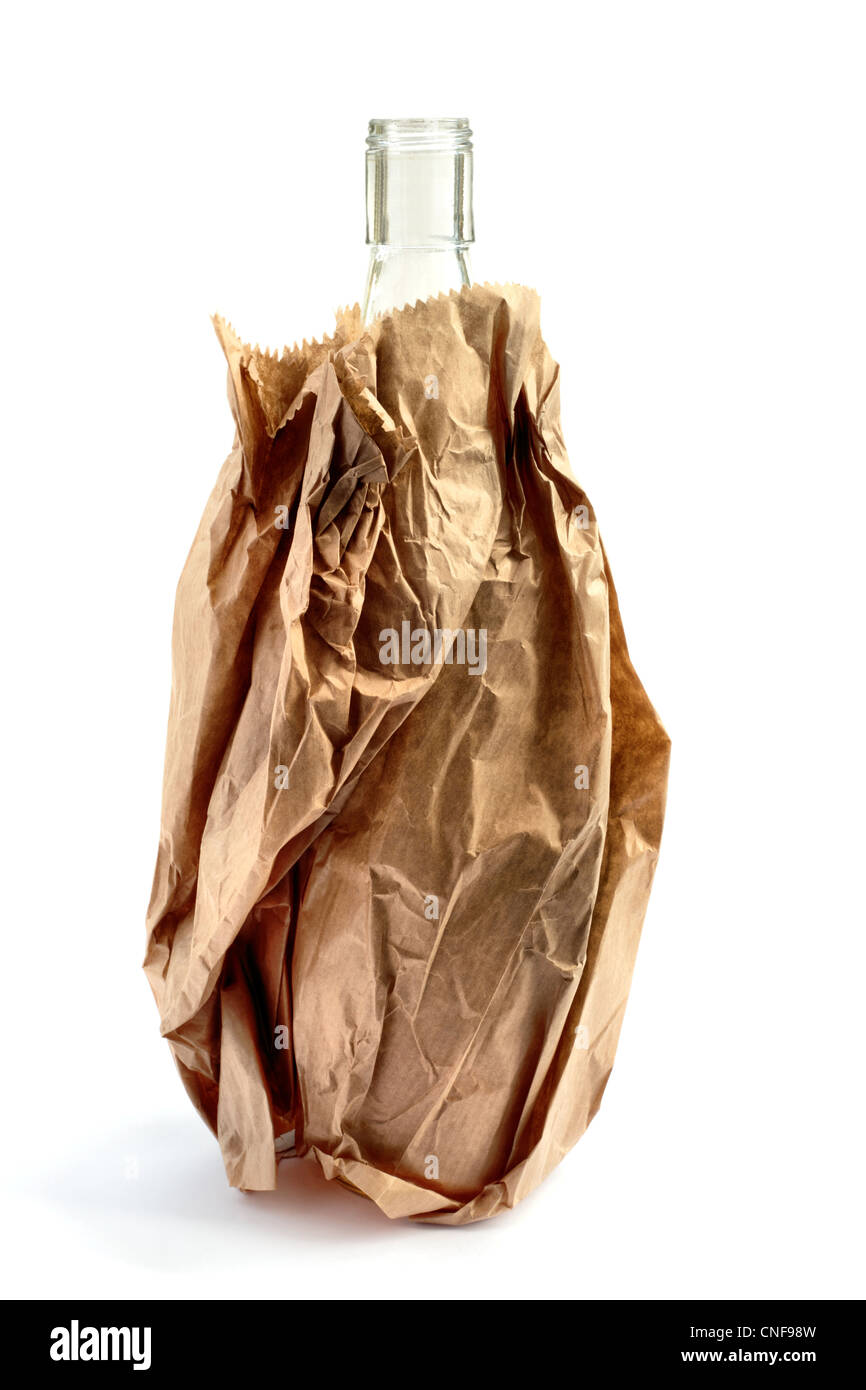 Alcohol brown paper bag Banque d'images détourées - Alamy