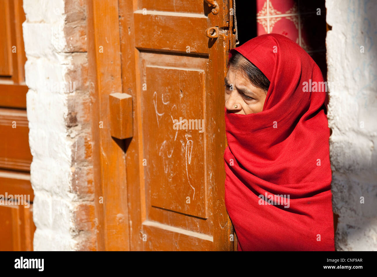 Femme à la porte de sortie à Rawalpindi, au Pakistan Banque D'Images