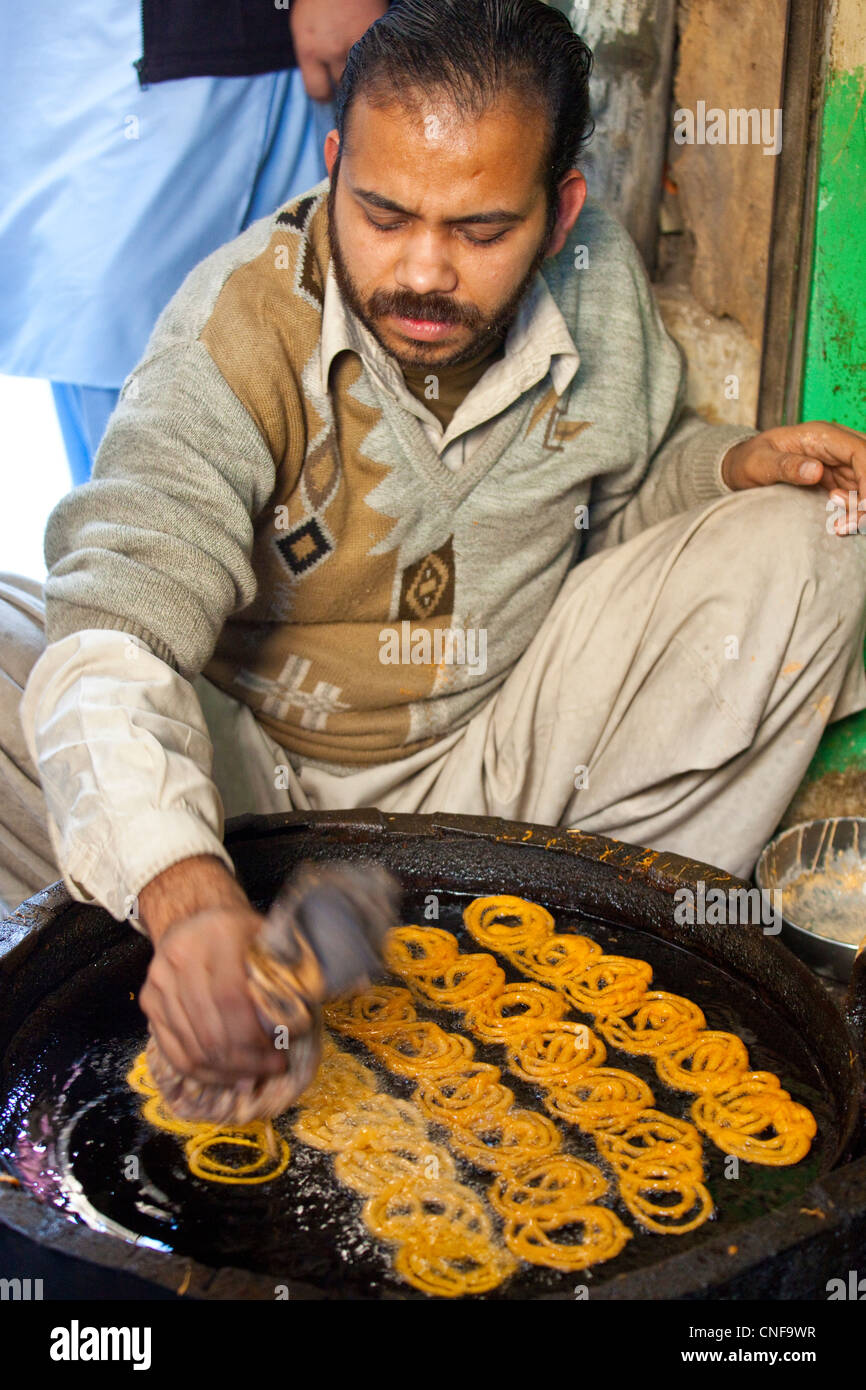 Faire du vendeur de bonbons frits à Islamabad, Pakistan Banque D'Images