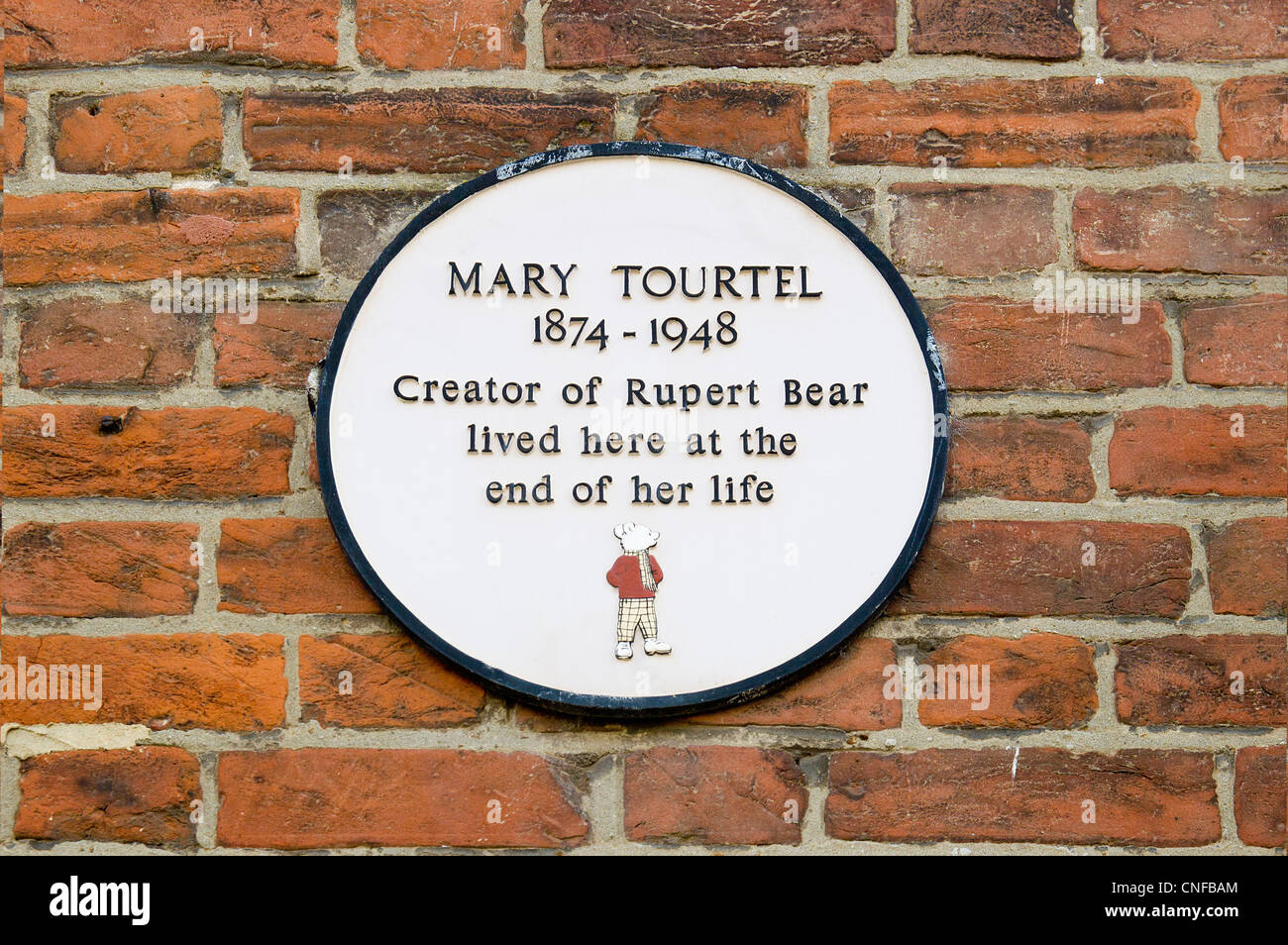 Une plaque pour Mary La Tourtel le créateur de Rupert l'ours. Elle est née à St Palais de Canterbury et a passé ses derniers jours dans la région de Ivy Lane Banque D'Images