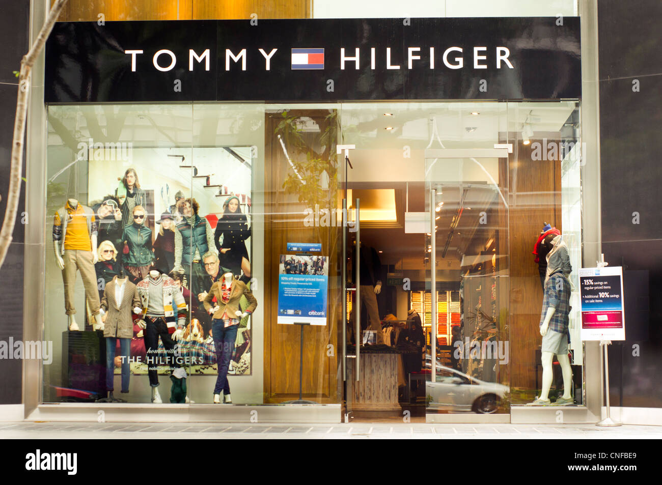 Un tir de Tommy Hilfiger magasin dans Orchard road de Singapour. Banque D'Images