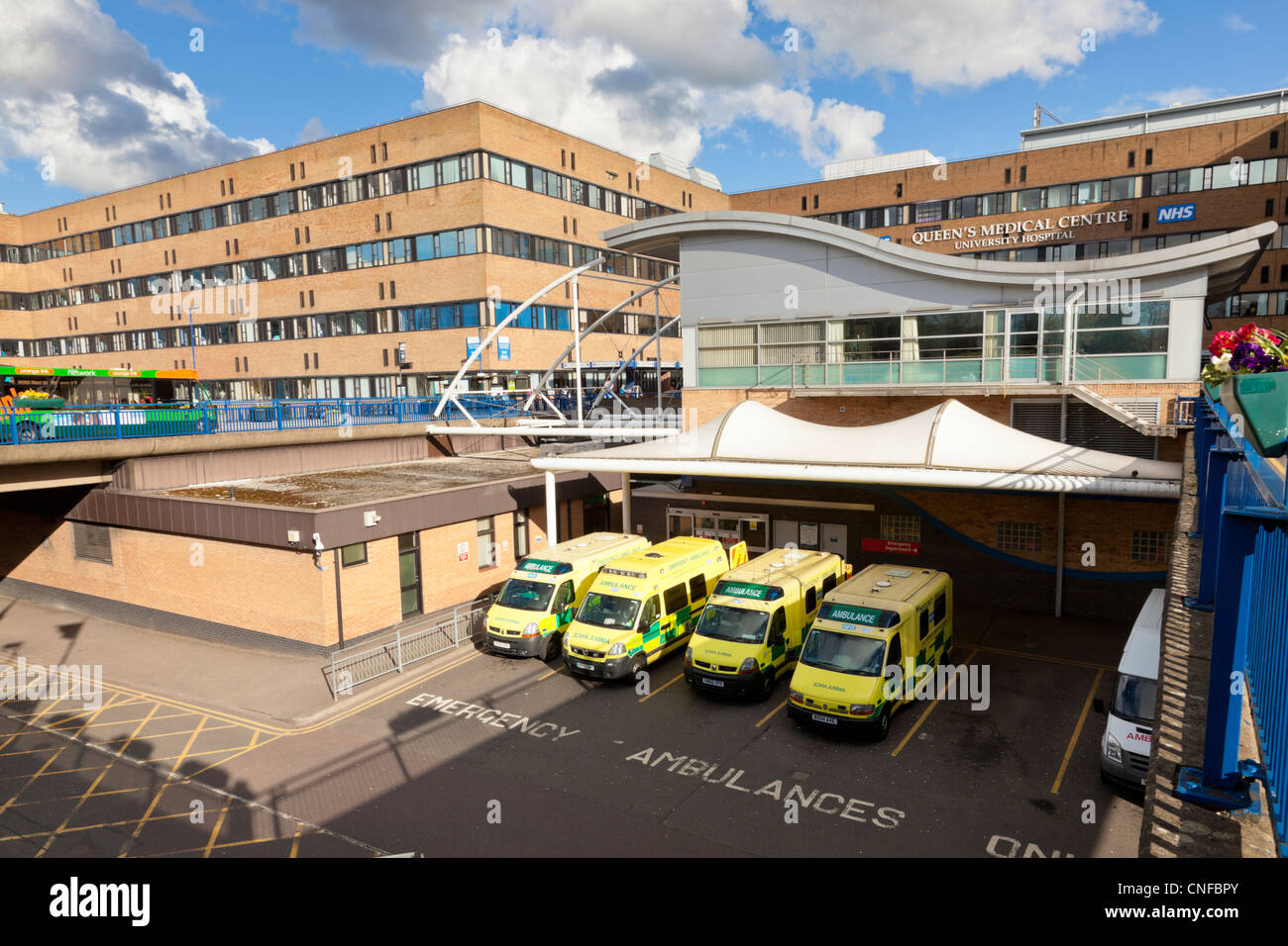 Ambulances à l'A & E (accident et d'urgence), d'entrée de l'hôpital Queen's Medical Center (QMC), Nottingham, England, UK Banque D'Images