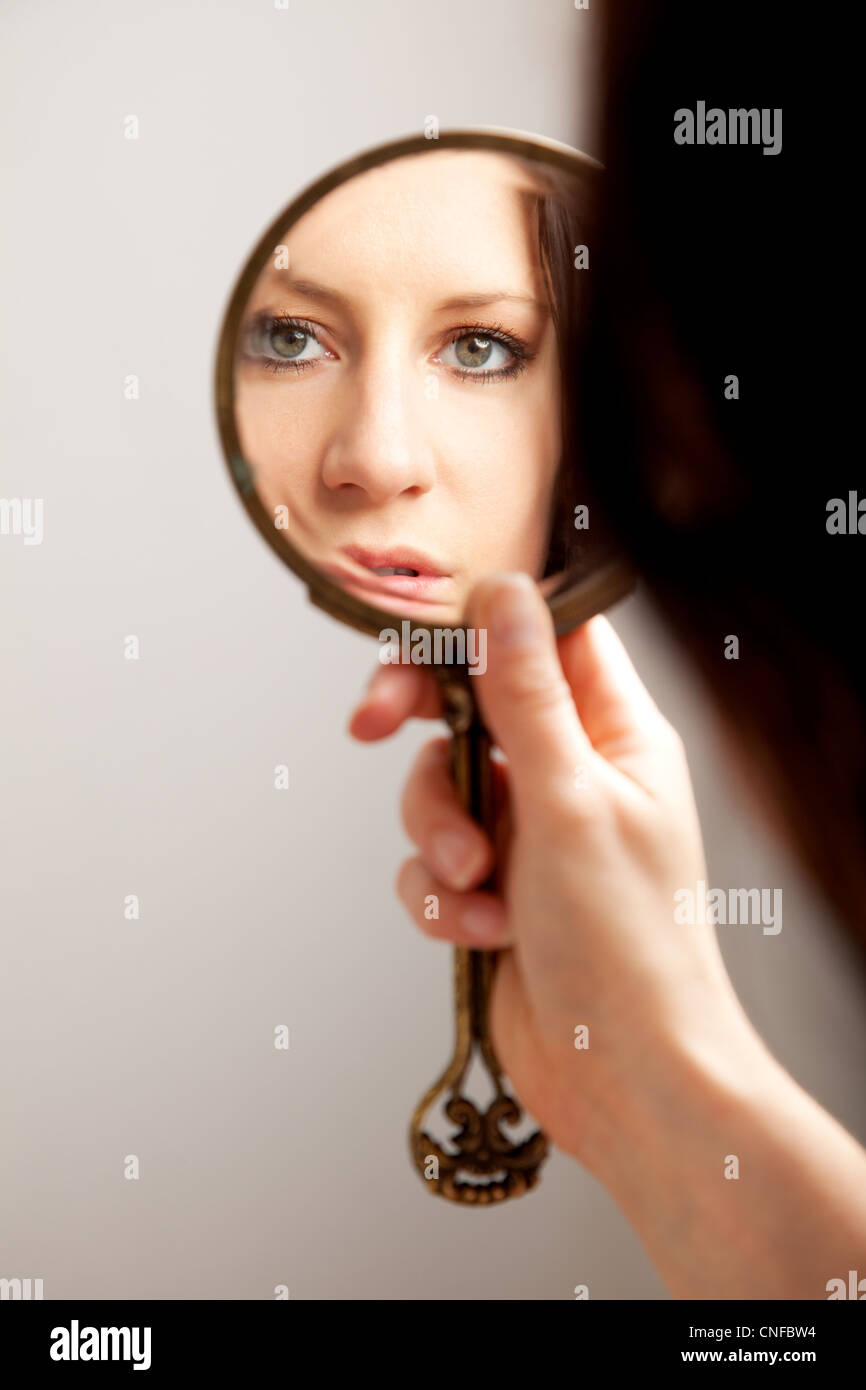 Gros plan d'un reflet de miroir le visage d'une femme, selective focus  Photo Stock - Alamy