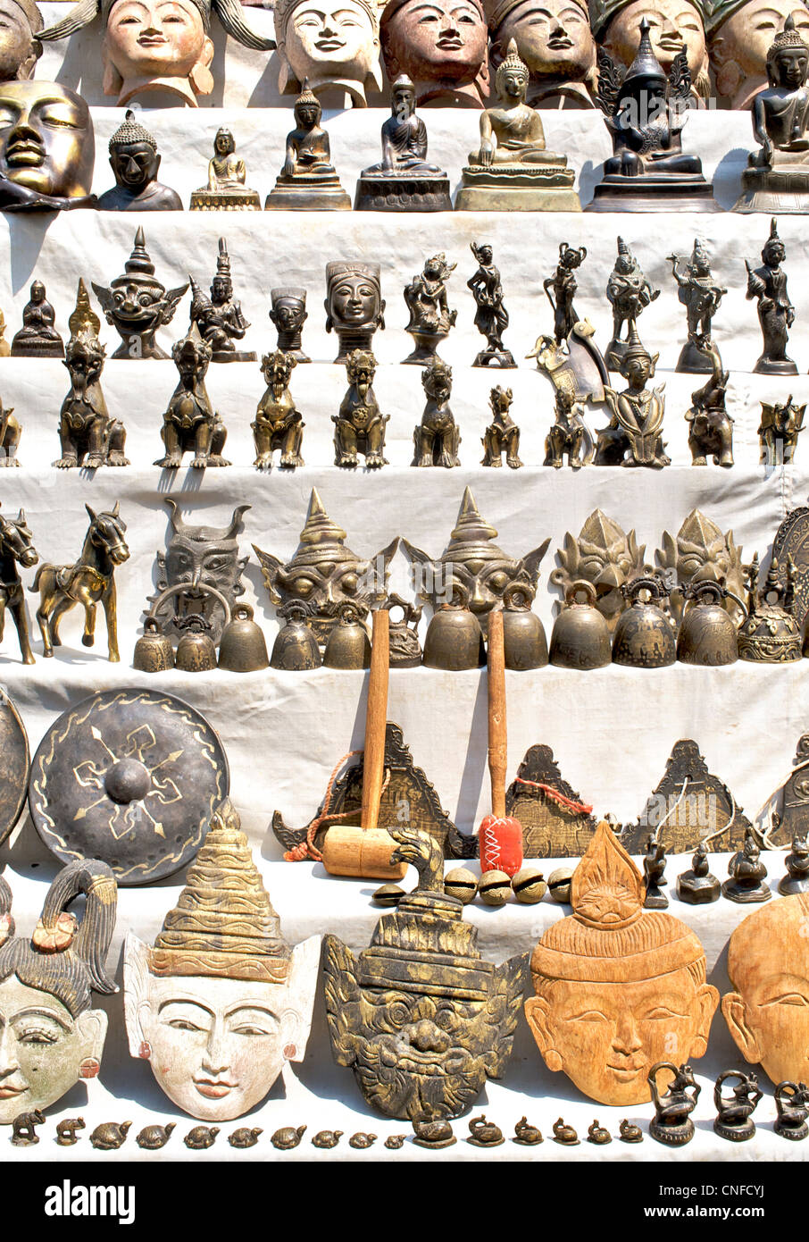 Sculptures et d'artisanat et souvenirs en fonte de métal, Mandalay, Birmanie. Myanmar Banque D'Images