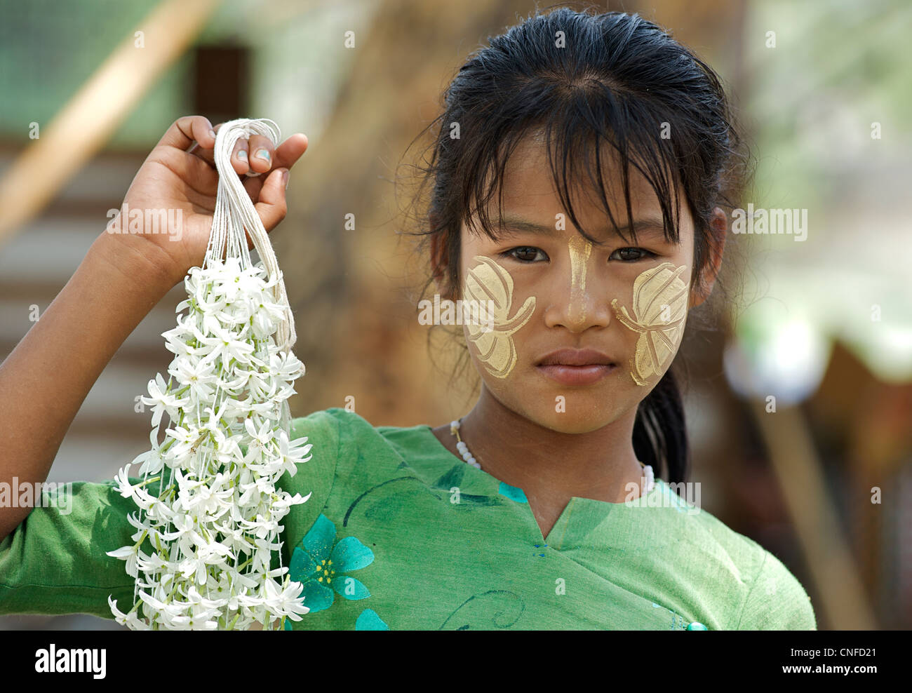 Portrait d'une fille avec birman birman décoration visage distinctement, Mandalay, Birmanie. Myanmar Banque D'Images