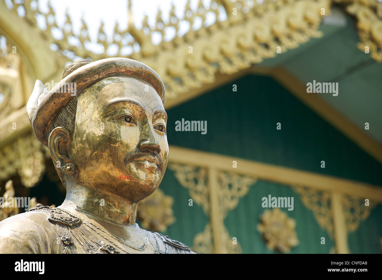 Mindon statue, à l'extérieur de la Pagode Kuthodaw, Mandalay, Birmanie. Myanmar Banque D'Images