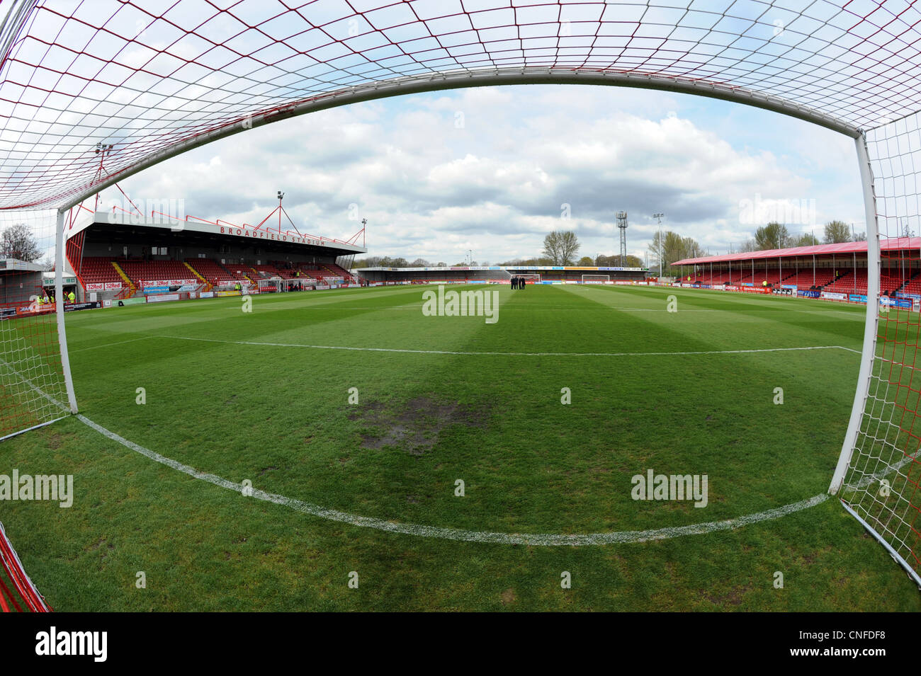 Vue à l'intérieur de Broadfield Stadium, domicile du Club de Football de ville de Crawley Banque D'Images