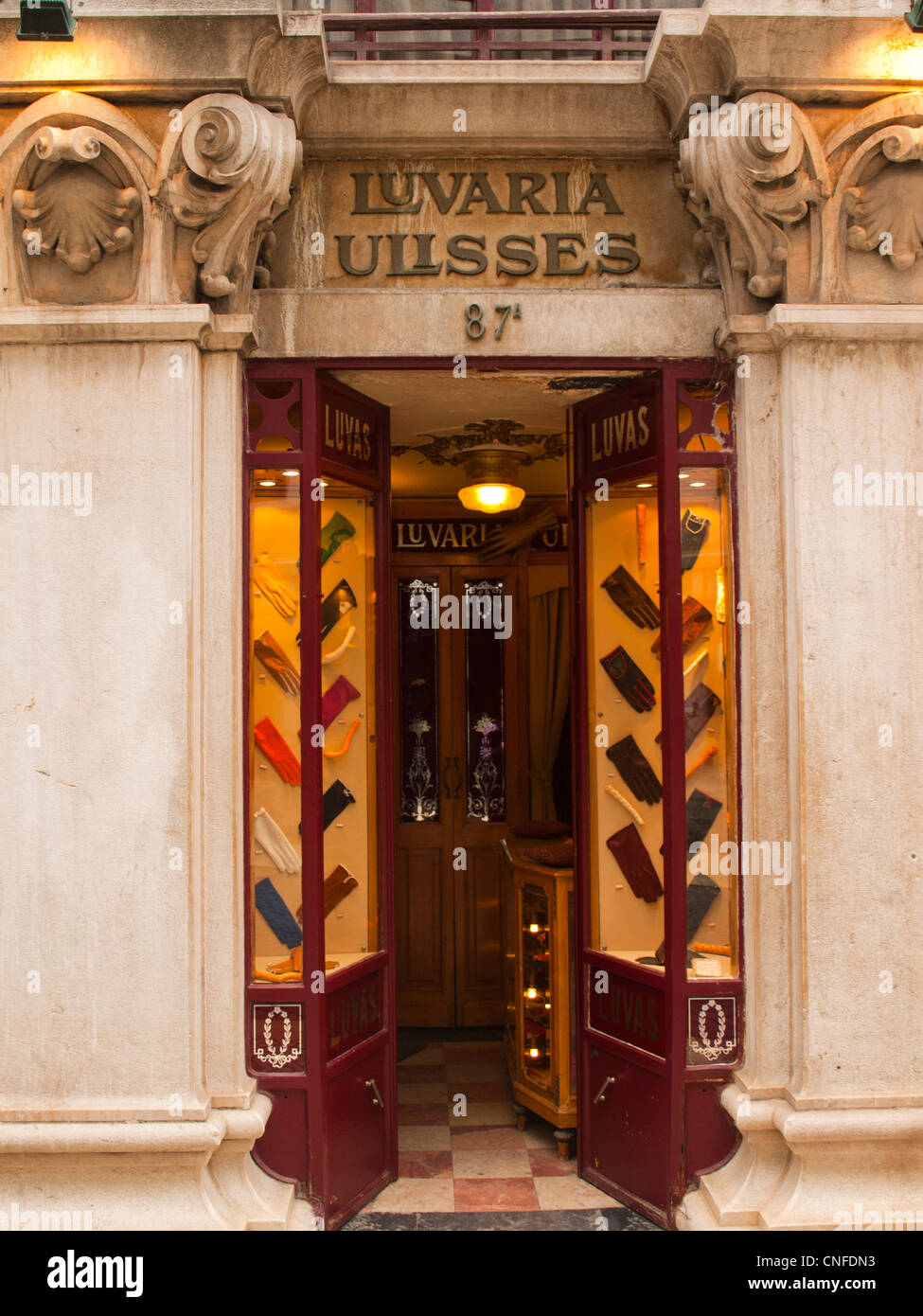 Le centre-ville de Lisbonne boutique gant Banque D'Images