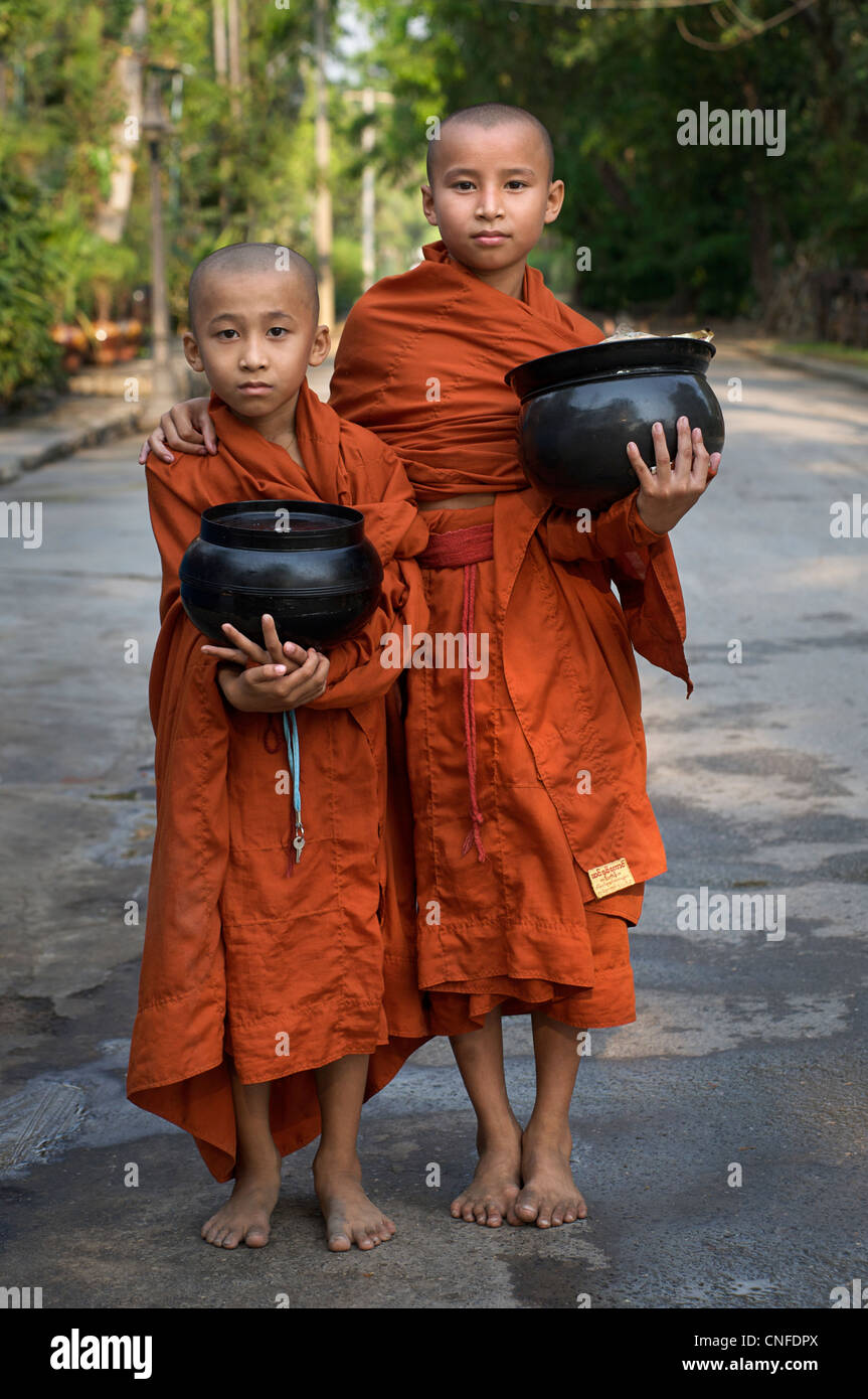 Les moines novices de recueillir des aumônes, Mandalay, Birmanie Banque D'Images