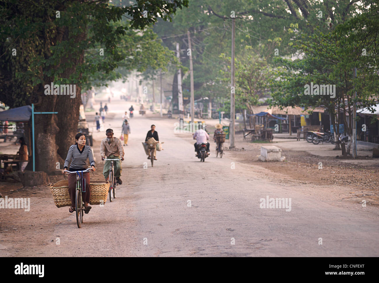 Tôt le matin, scène de rue à Hsipaw, l'État Shan, en Birmanie. Myanmar Banque D'Images