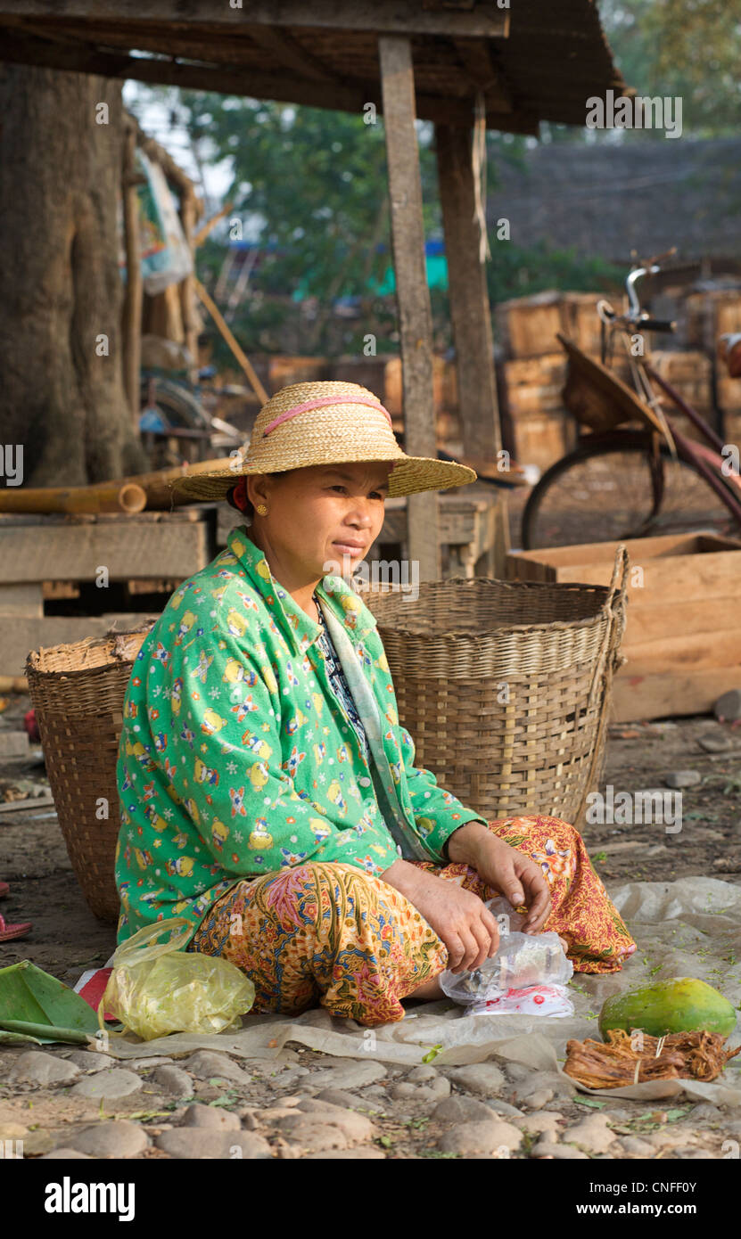 Femme birmane sur le marché, Hsipawm, Birmanie. Myanmar Banque D'Images
