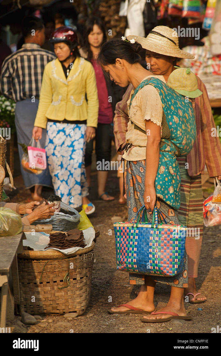 Les birmanes du shopping au marché de Hsipaw, Birmanie. Myanmar Banque D'Images