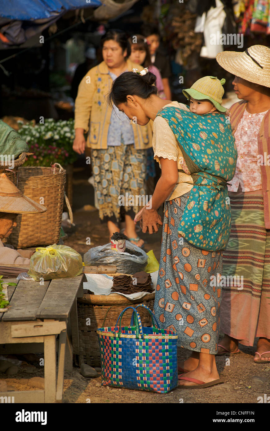 Femme birmane avec bébé shopping au marché de Hsipaw, Birmanie. Myanmar Banque D'Images