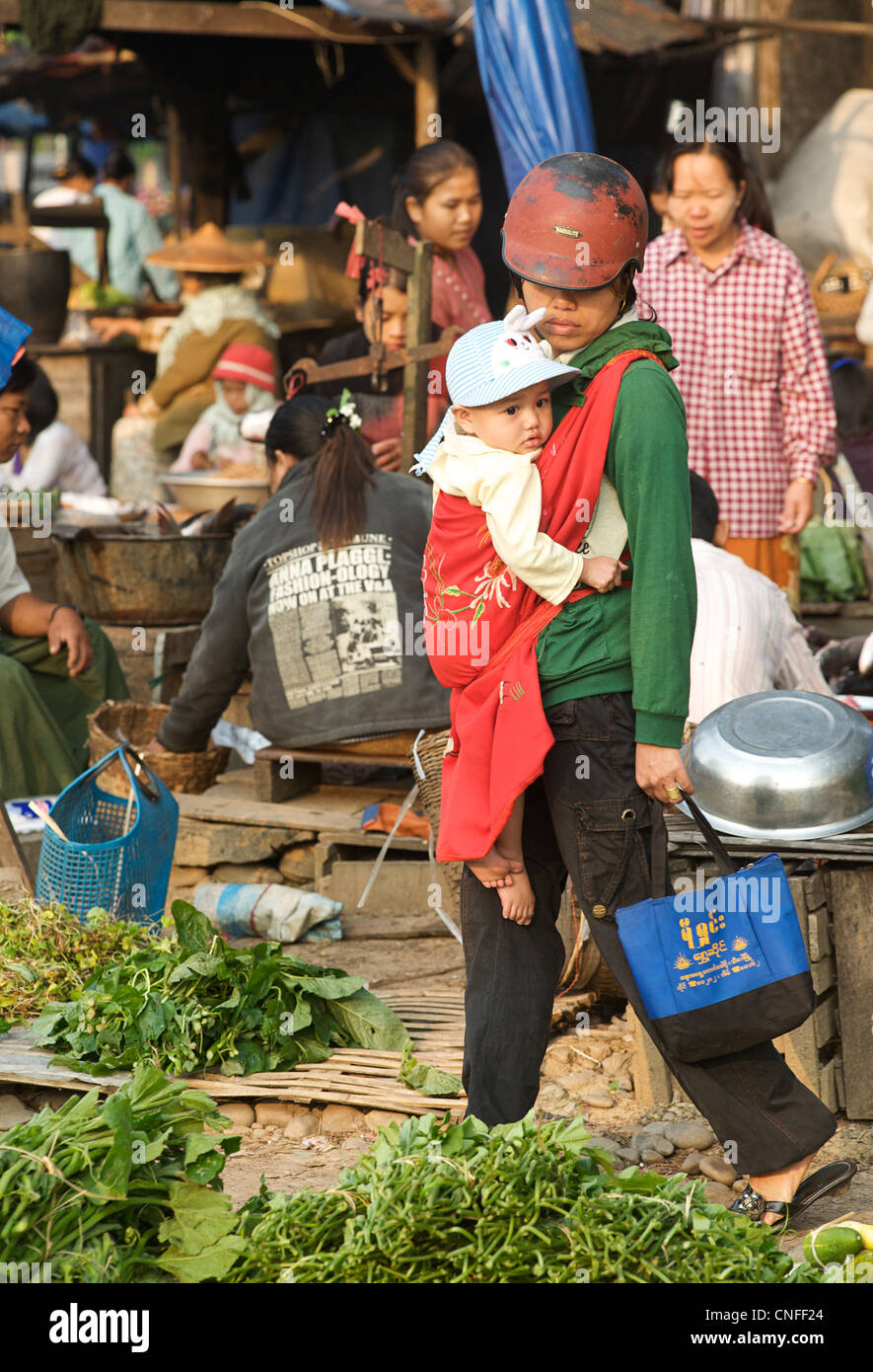 Les birmanes du shopping au marché de Hsipaw, Birmanie. Myanmar Banque D'Images