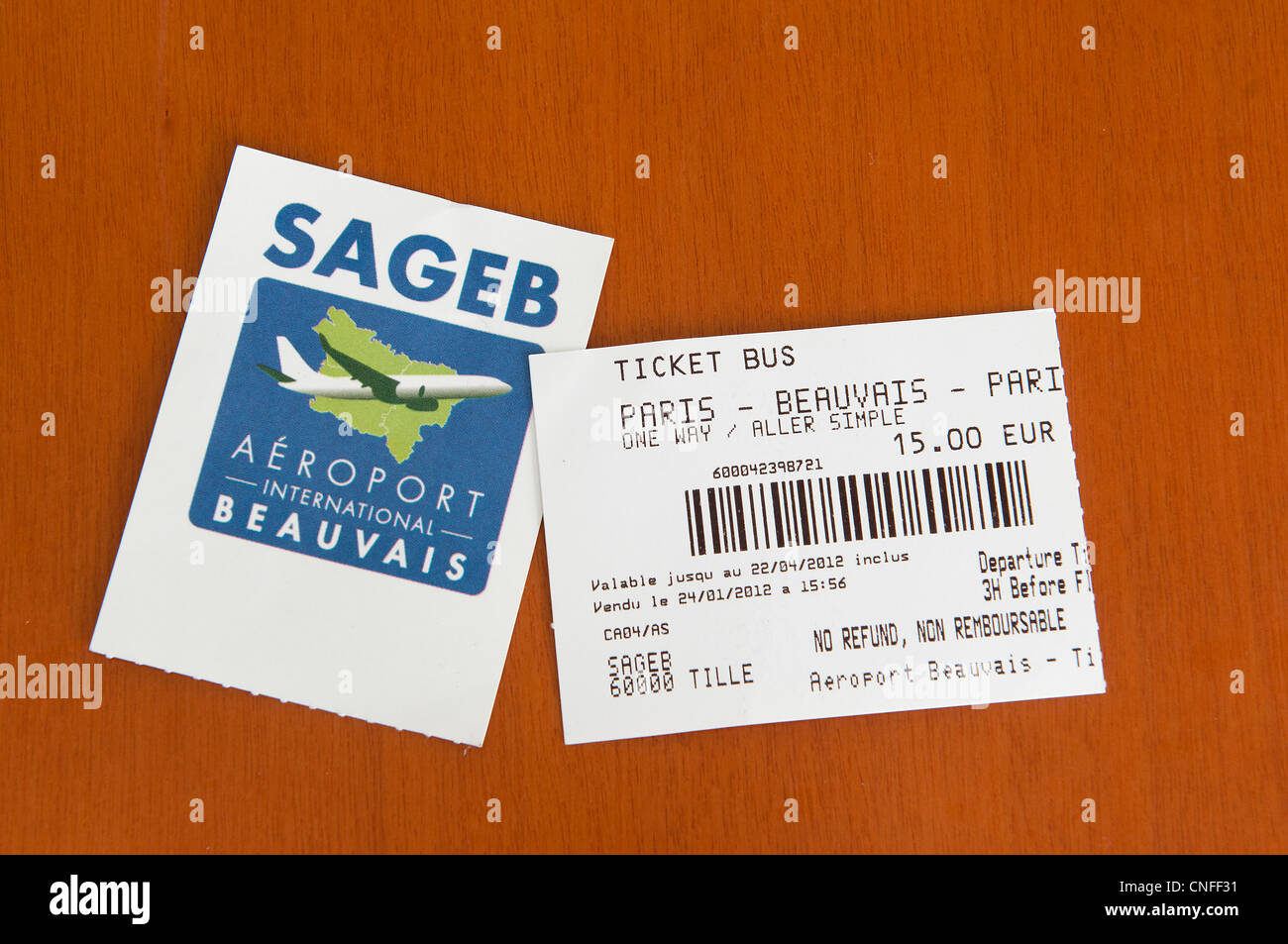 Le Ticket De Bus Pour L'aéroport De Beauvais Depuis Paris Photo Stock -  Alamy